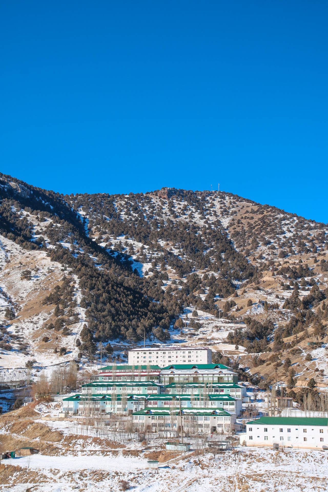 Hoteldel Lado De La Montaña Chimgan En Uzbekistán. Fondo de pantalla
