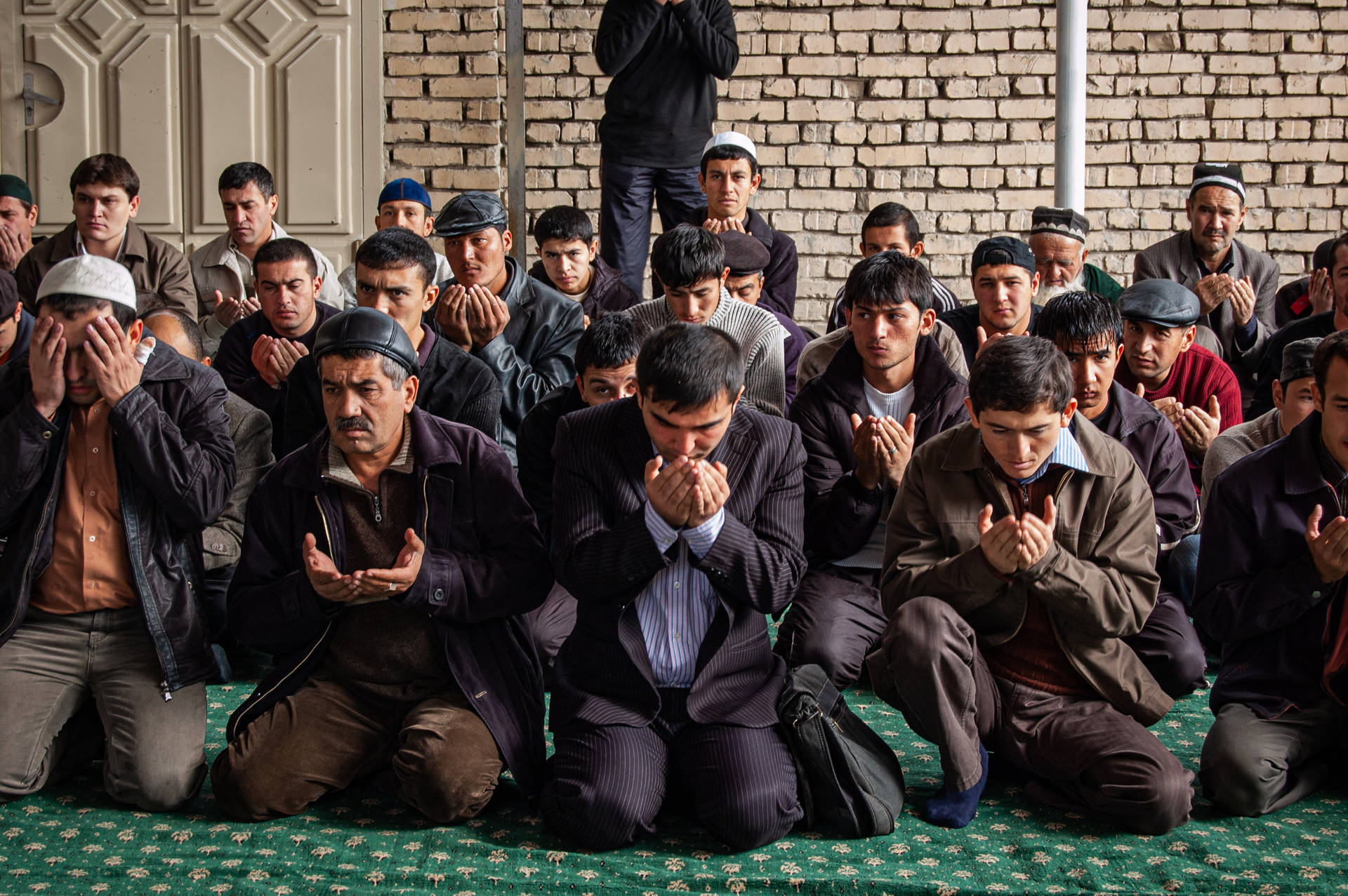 Los Lugareños De Uzbekistán Rezando En La Mezquita Fondo de pantalla