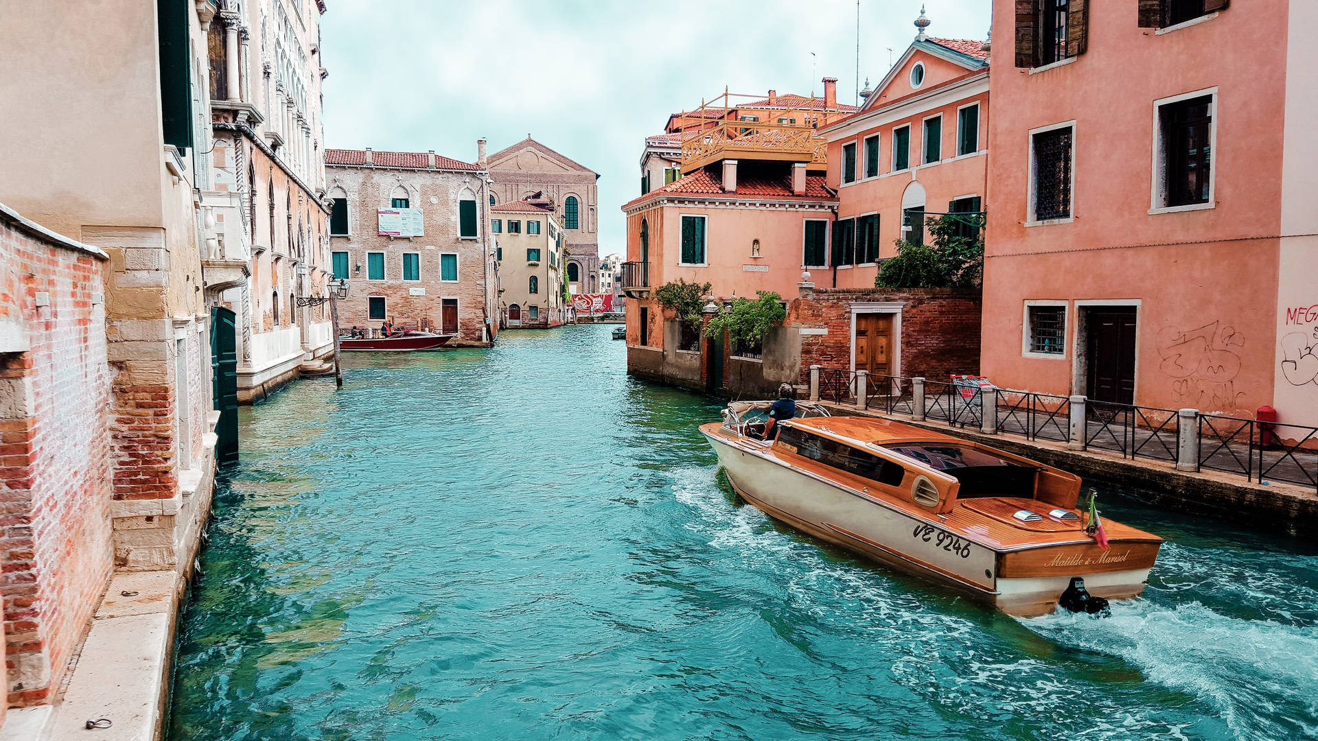 Urlaubin Venedig Am Kanal Wallpaper