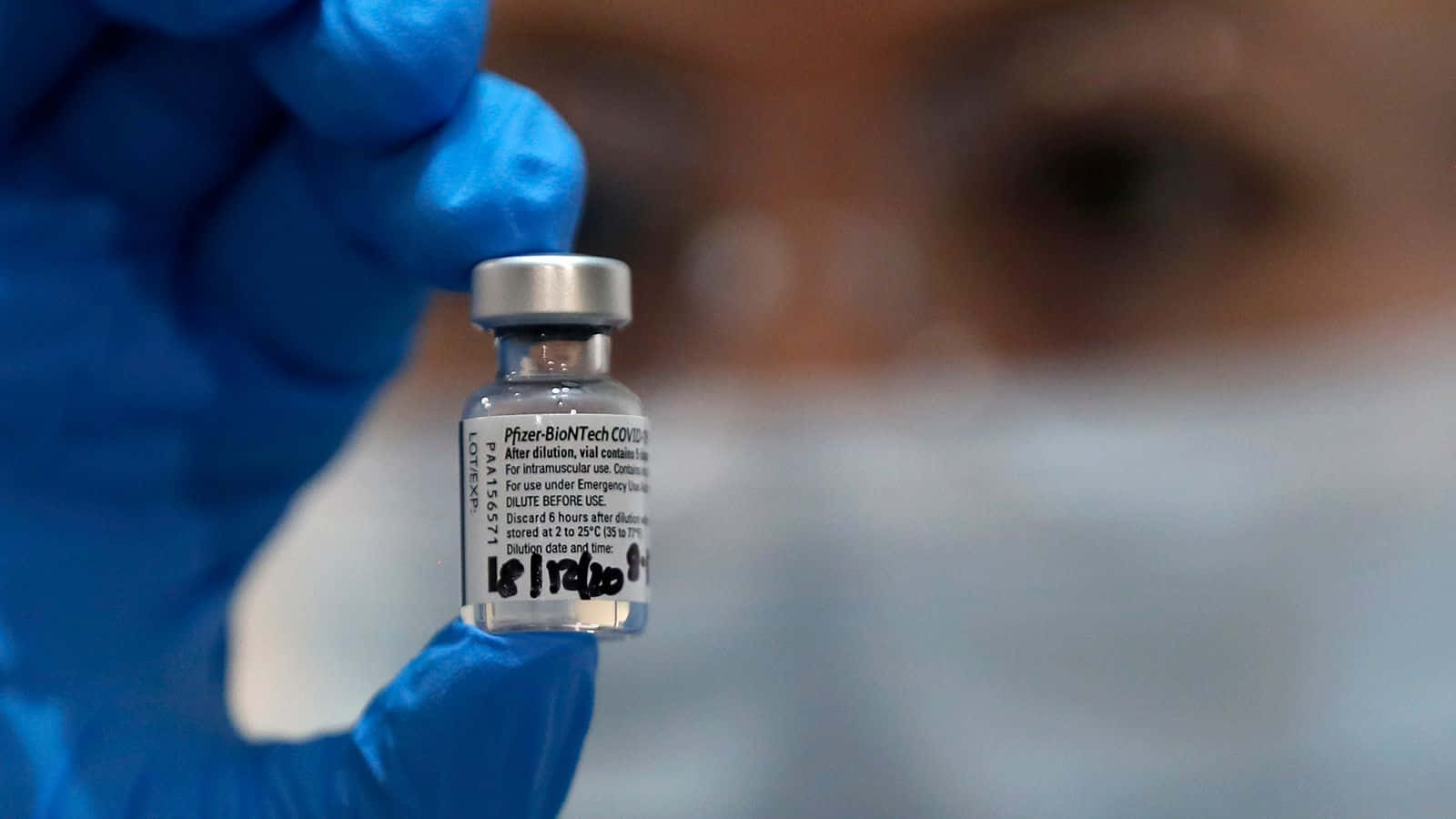 Unapersona Está Sosteniendo Una Pequeña Botella De Vacuna.