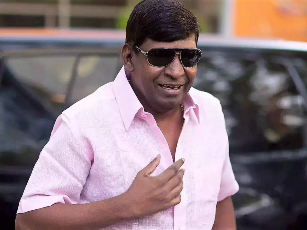 Vadivelu With A Black Car Background