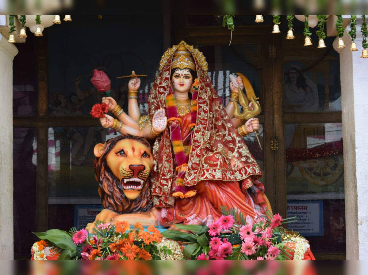 Esculturade Vaishno Devi Sentada Sobre Un León. Fondo de pantalla