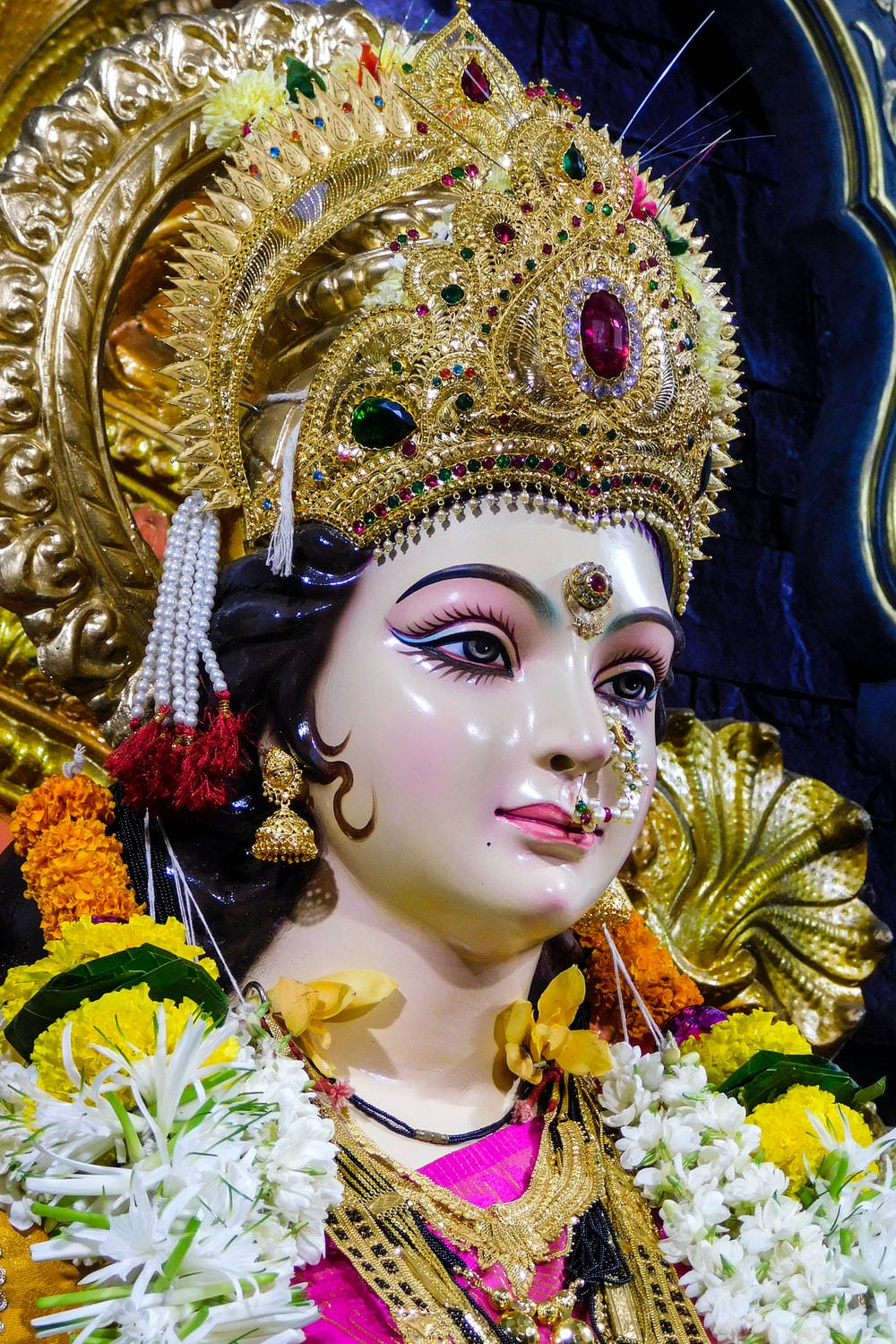 Vaishno Devi Scultura Con Mukut Ingioiellato E Bindhi Sfondo