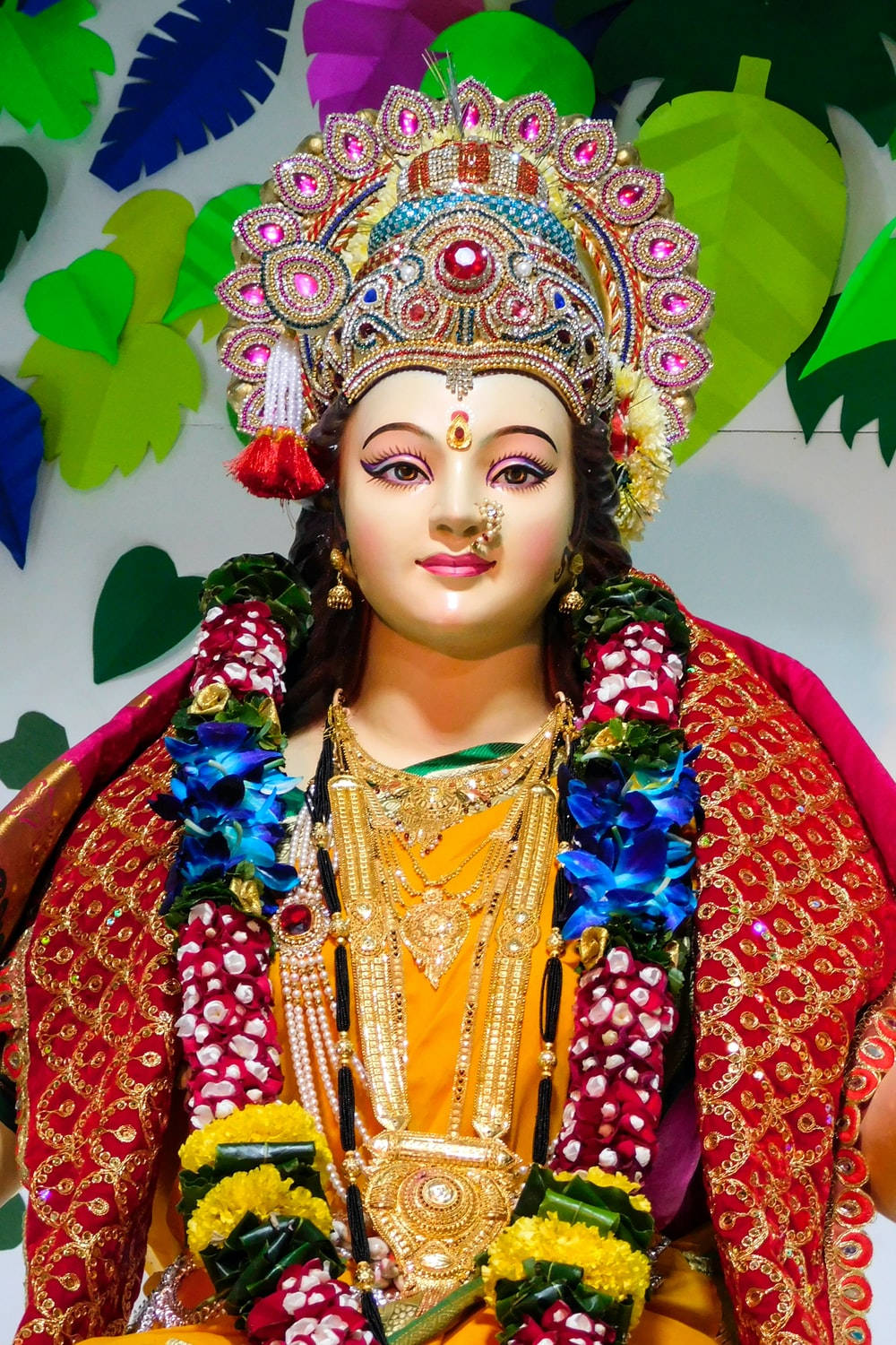 Esculturade Vaishno Devi Con Mukut De Pétalos De Loto Fondo de pantalla