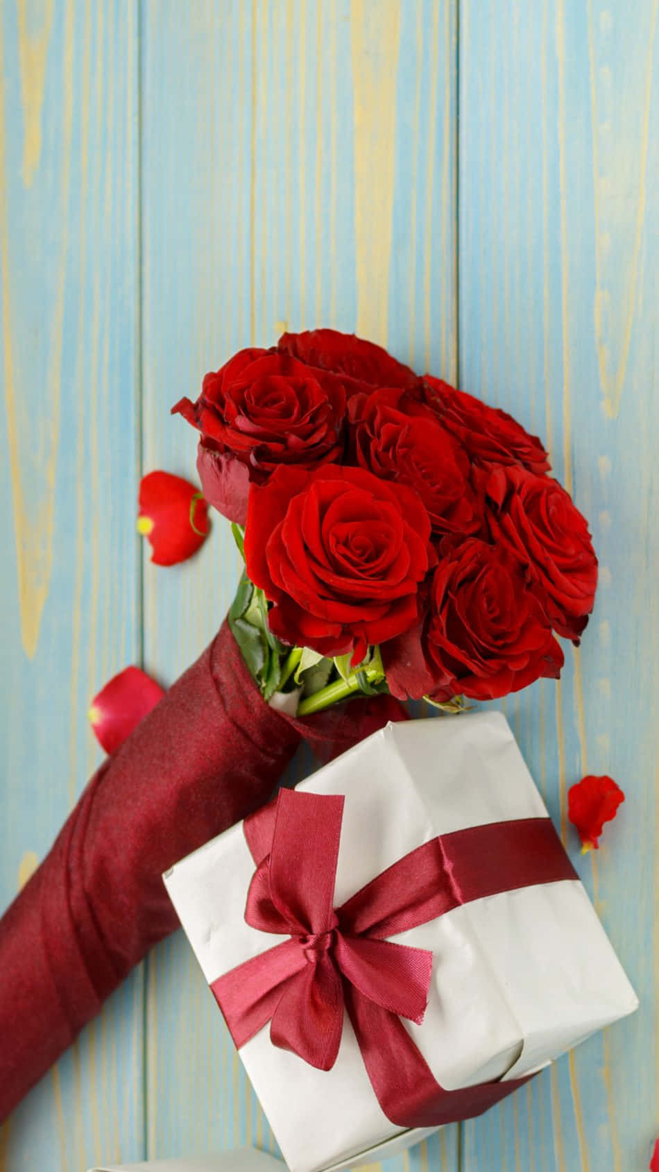 Teléfonode San Valentín: Rosas Y Regalo Fondo de pantalla