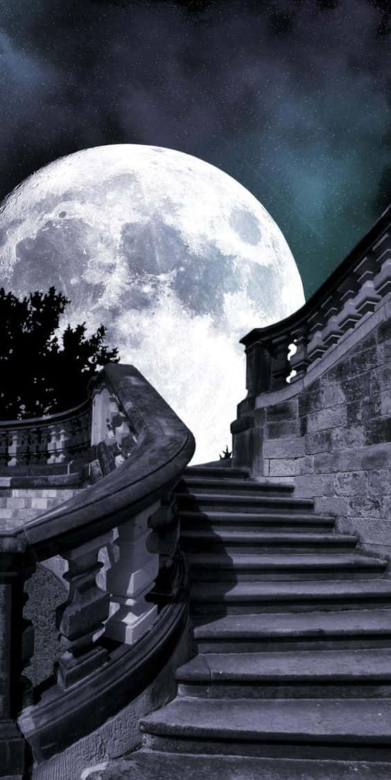 Et fuldmåne ses over en trappe Wallpaper