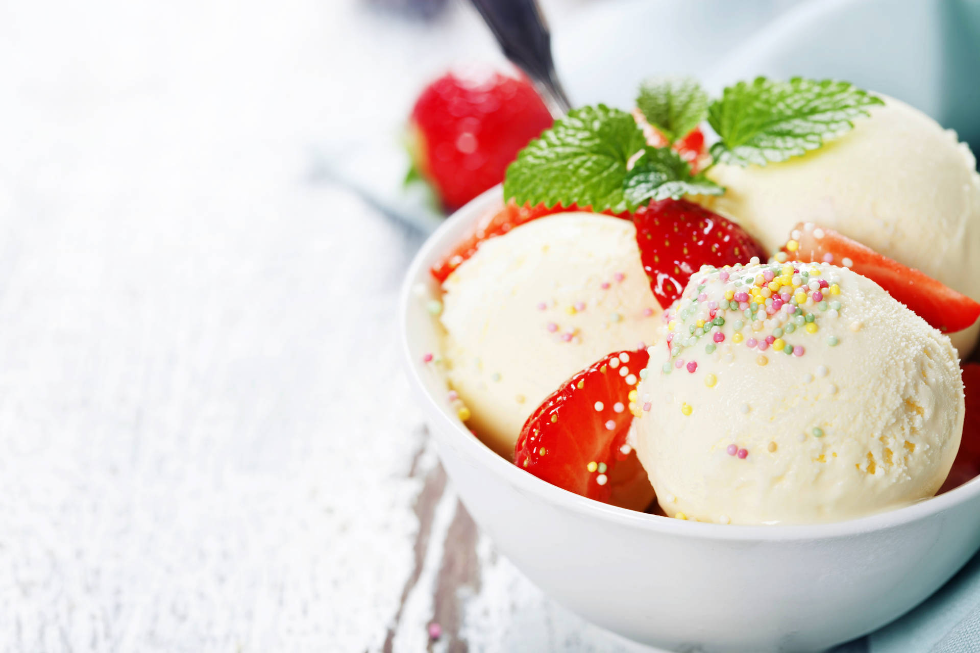 Vanilla Ice Cream With Strawberry Wallpaper