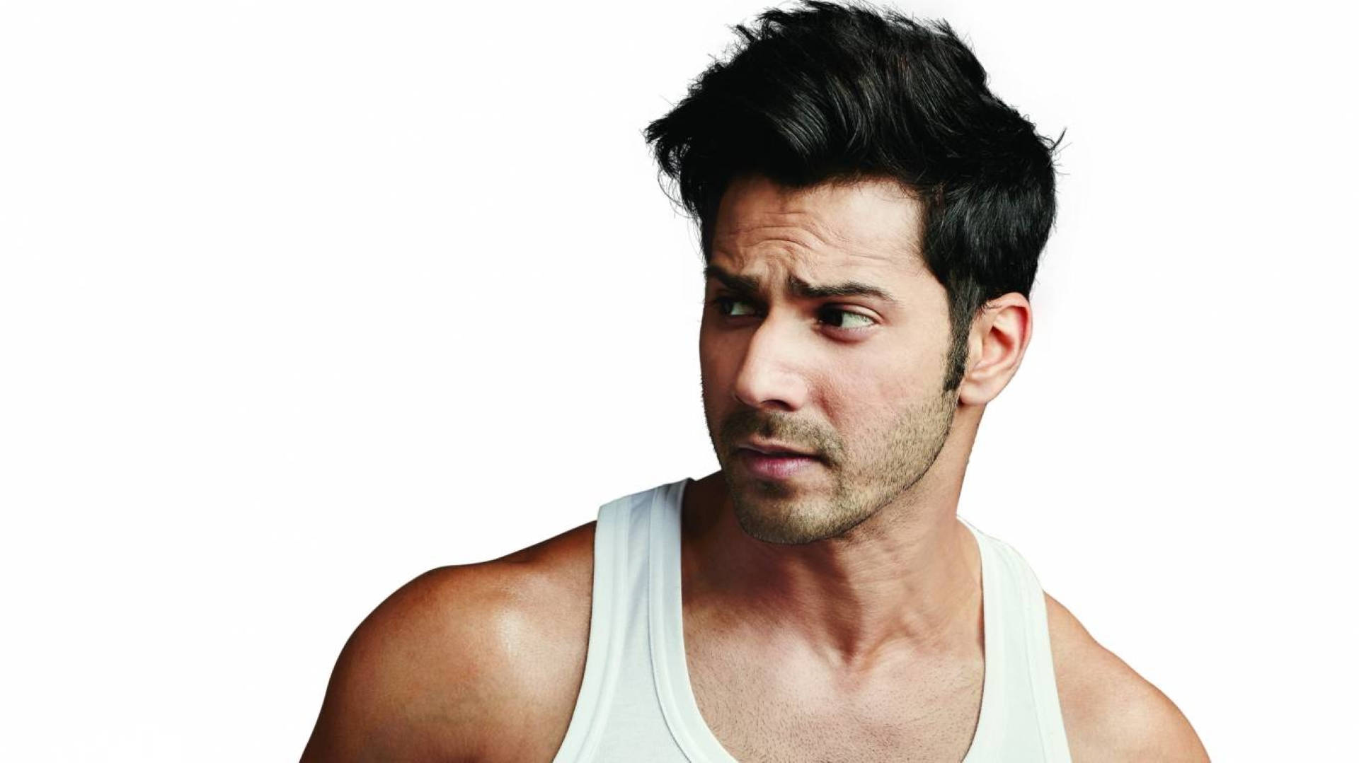 Varundhawan I Vit Tanktopp. (this Would Be A Description Of A Potential Computer Or Mobile Wallpaper Featuring The Indian Actor Varun Dhawan Wearing A White Tank Top.) Wallpaper