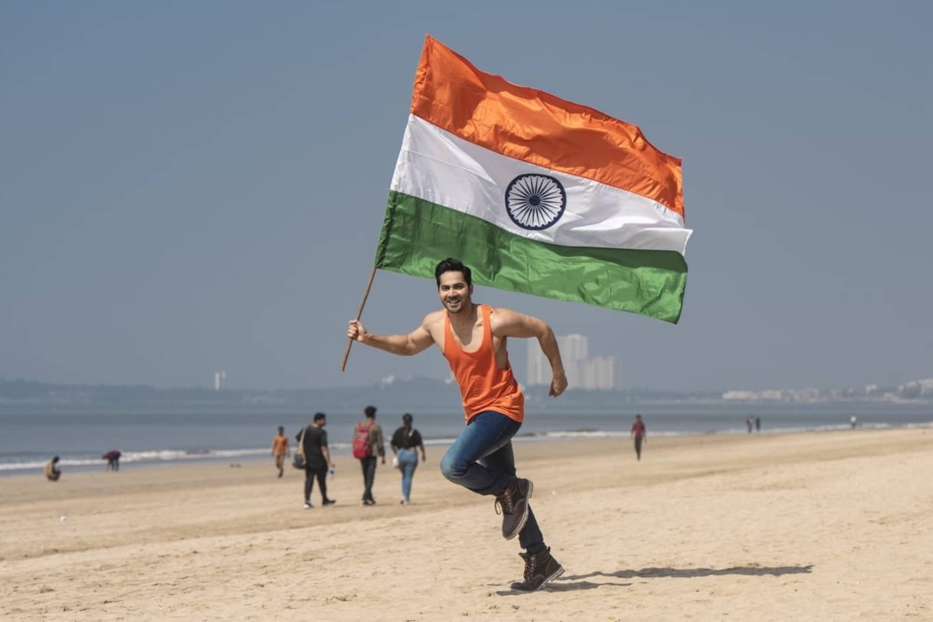 Varundhawan Con La Bandera De La India. Fondo de pantalla