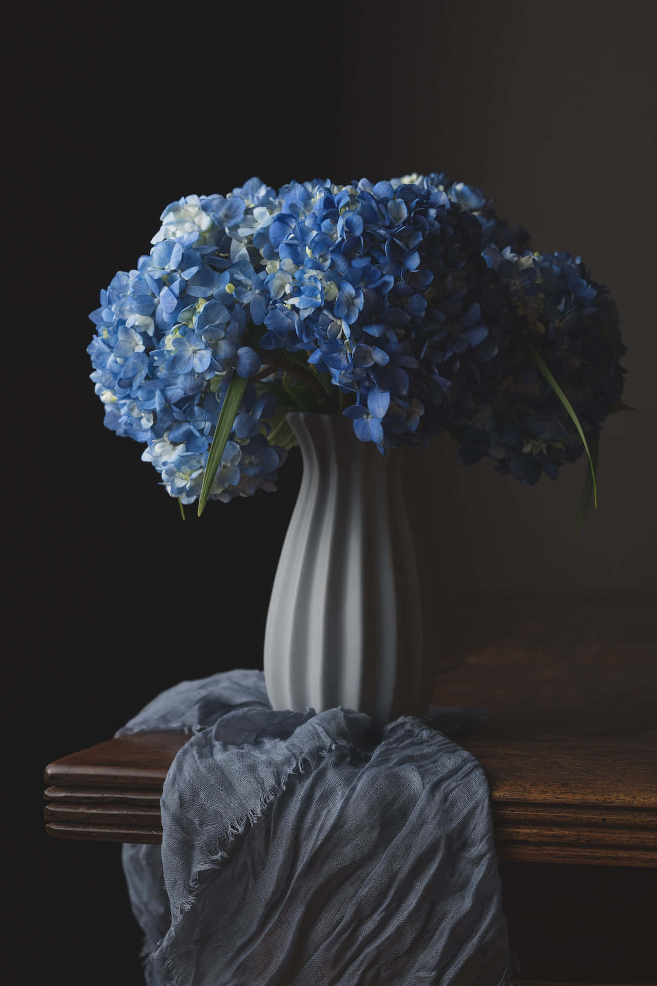 Handyhintergrundbild Mit Einer Vase Blauer Blumen. Wallpaper