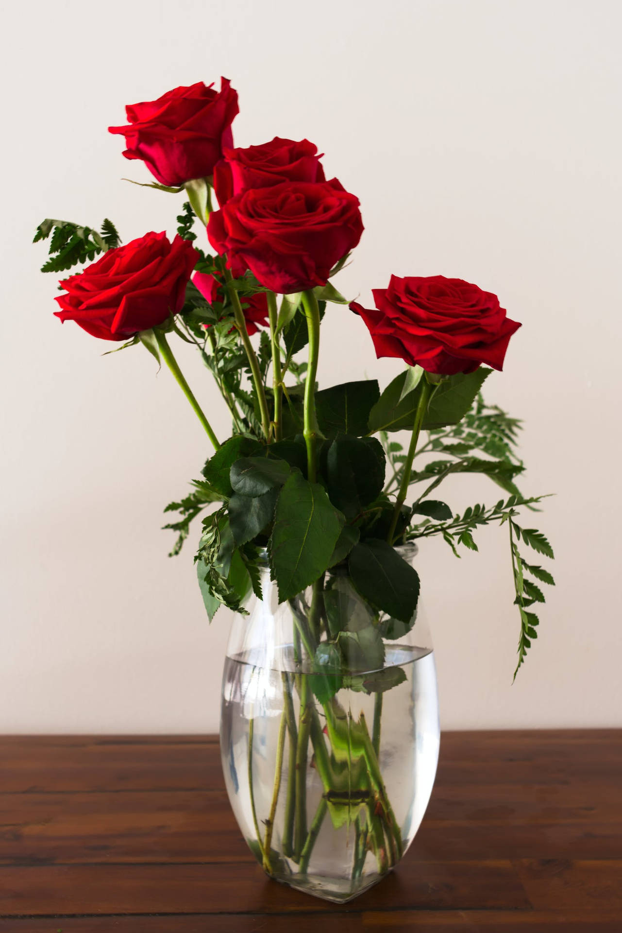 Jarrónde Flores Rojas De Rosas. Fondo de pantalla