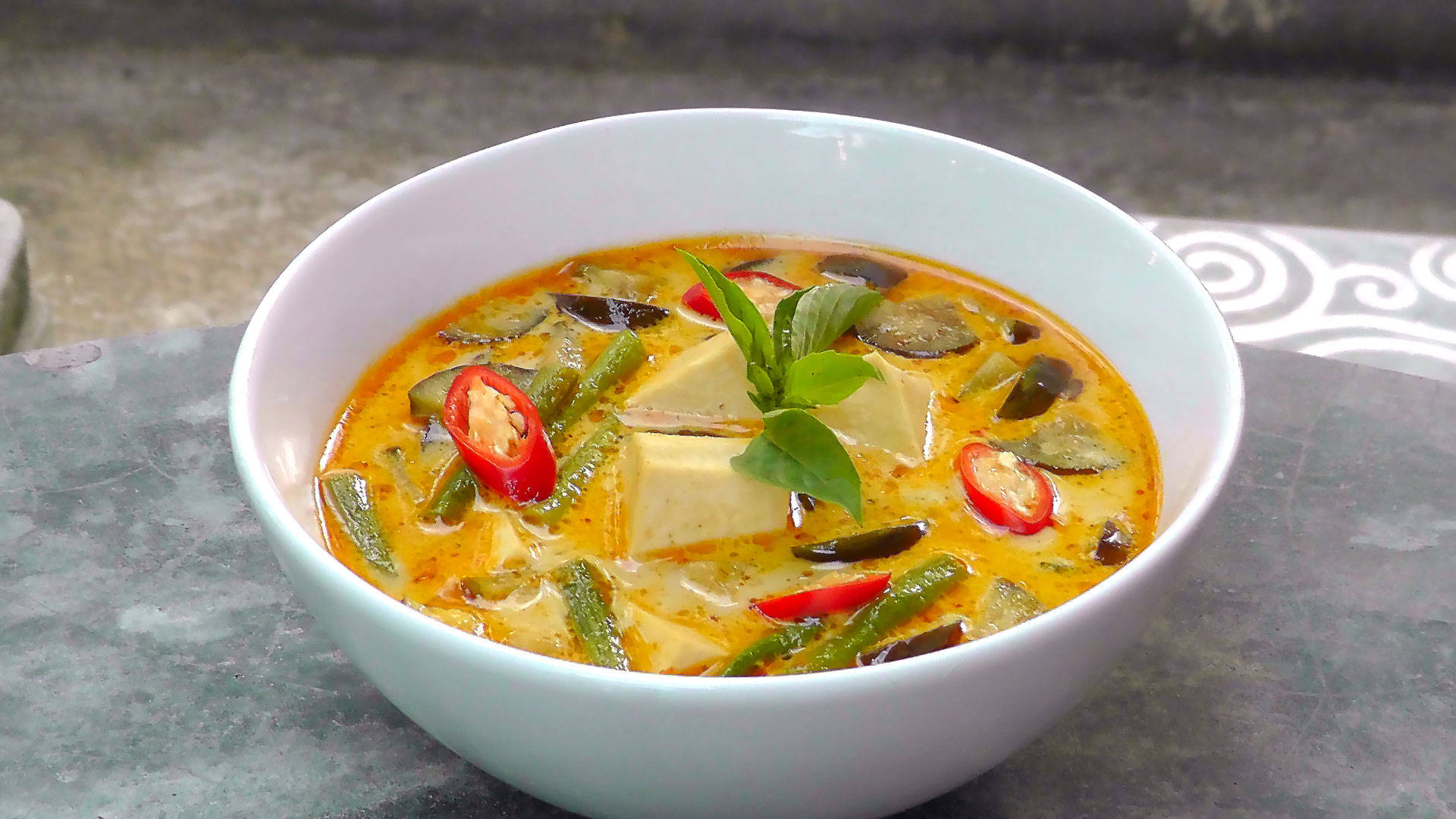 Veganesrotes Thai Curry Mit Tofu Wallpaper