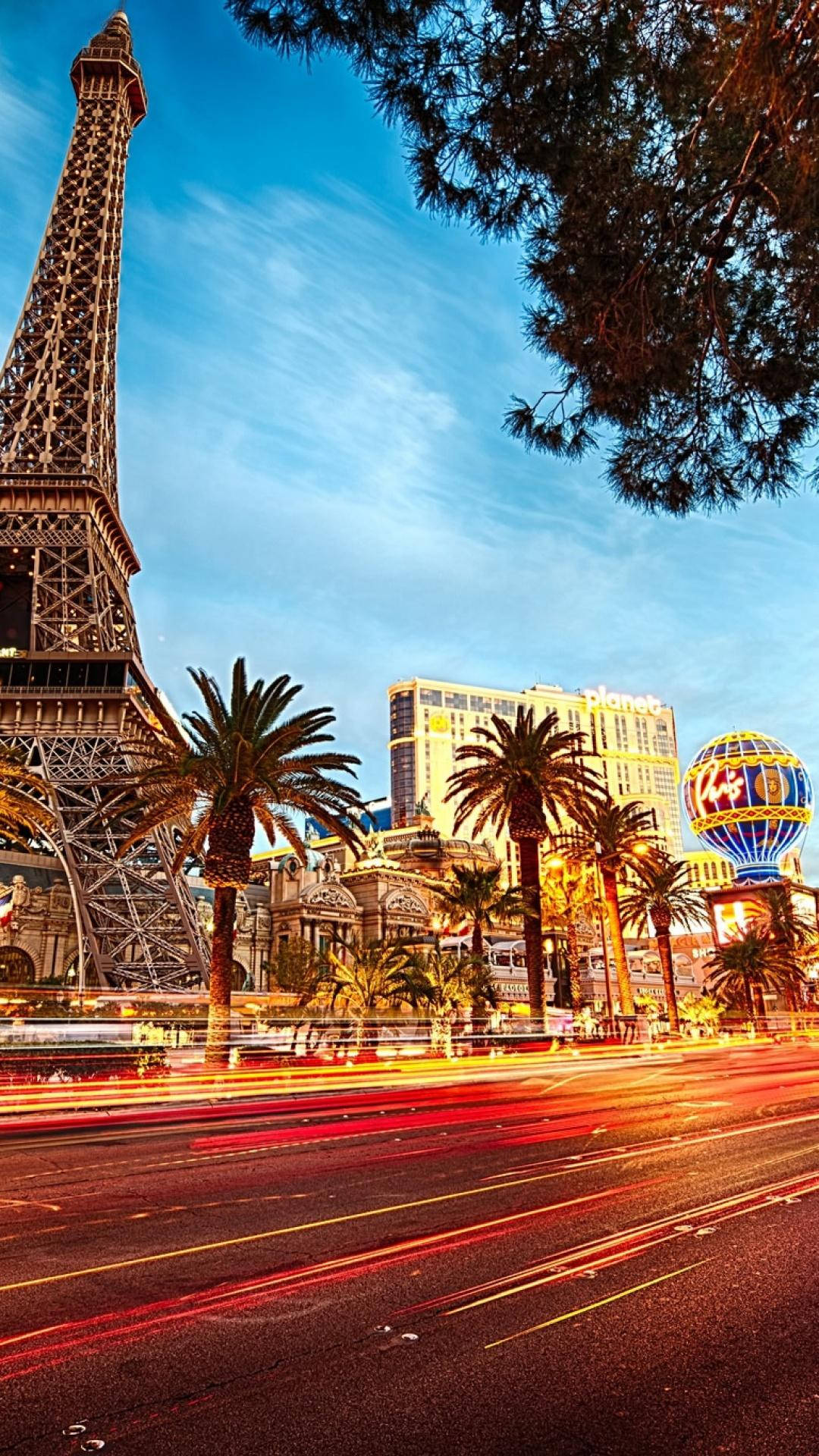 iPhone Bakgrun fra Paris i Las Vegas: Opdag den fortryllende skønhed af Paris i Las Vegas med denne livlige baggrund. Wallpaper