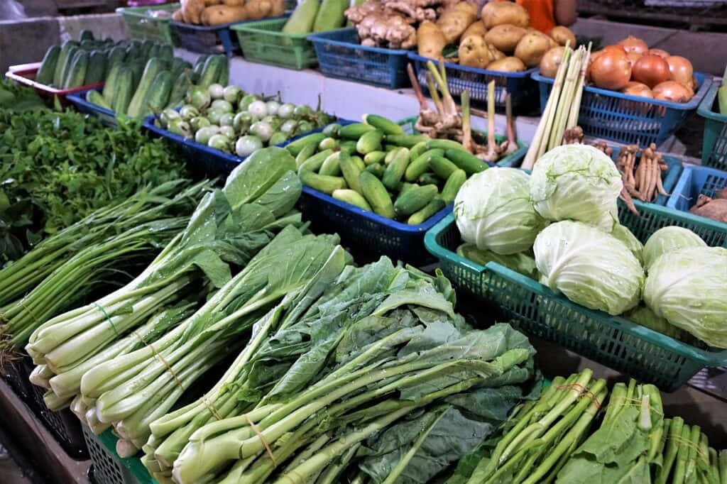 Enmarknad Med Många Olika Grönsaker Och Gröna Blad