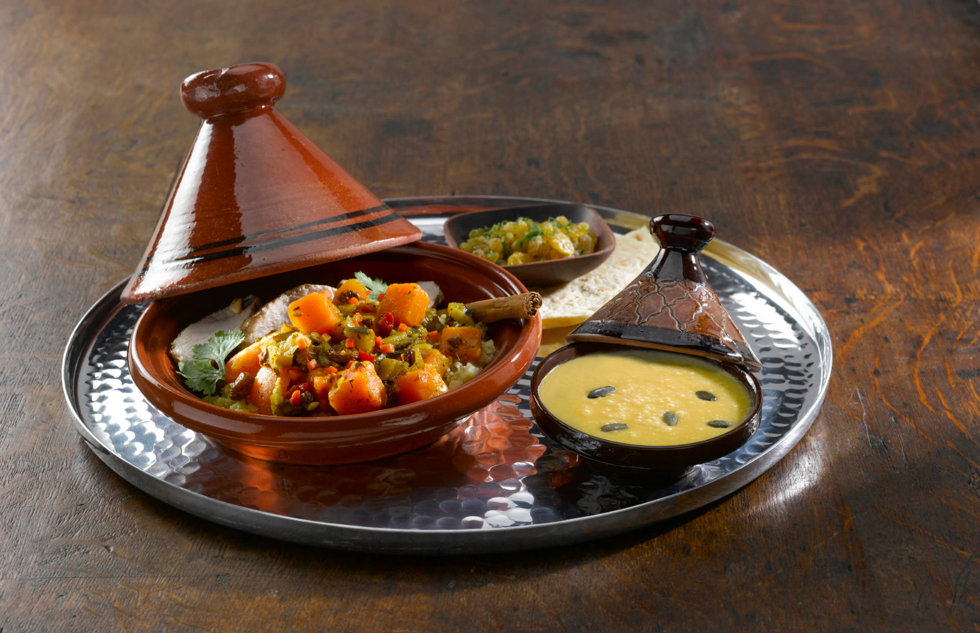 Vibrantetajine Di Verdure Marocchine Servite Tradizionalmente. Sfondo