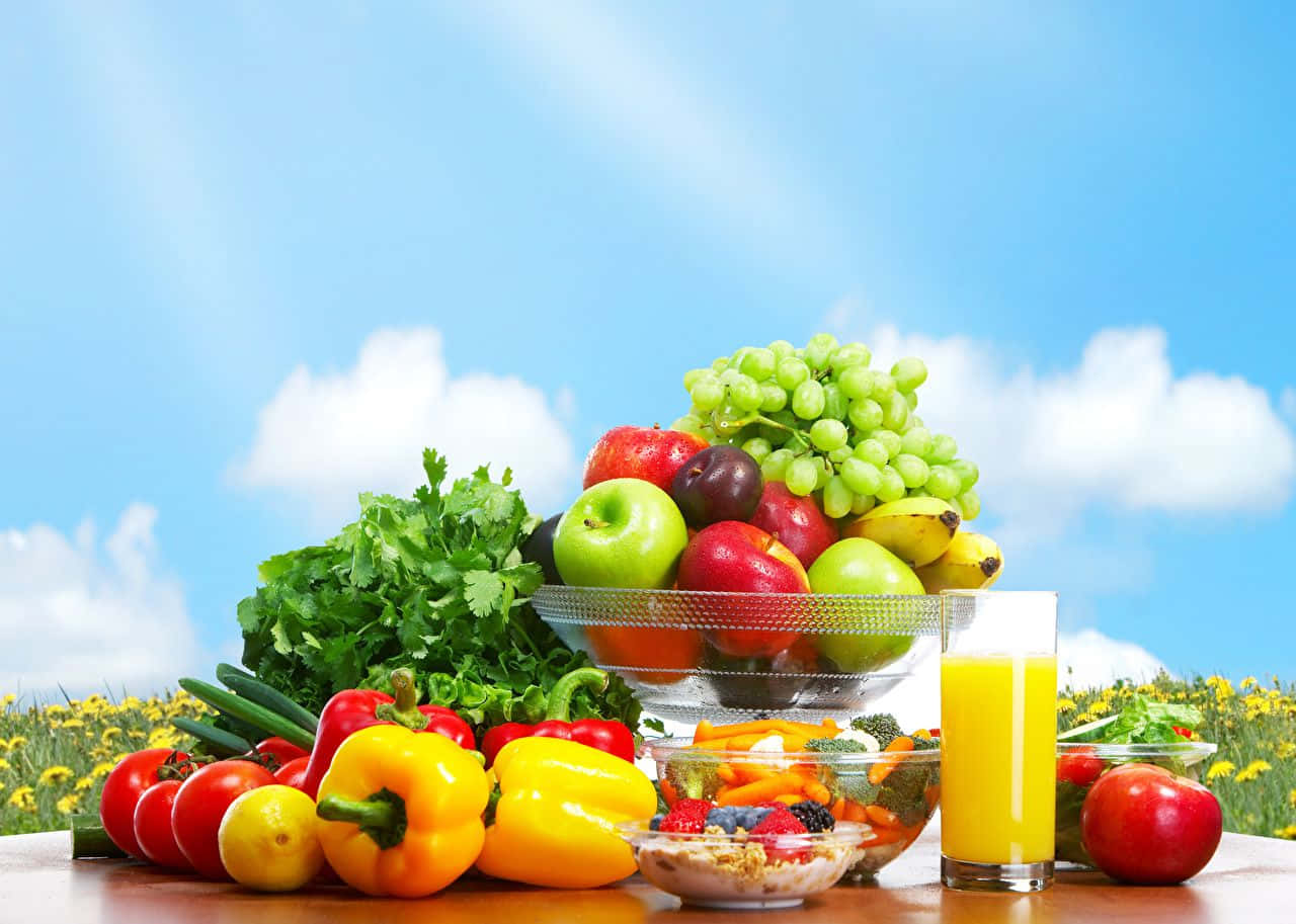 Enskål Med Frukt Och Grönsaker På Ett Bord