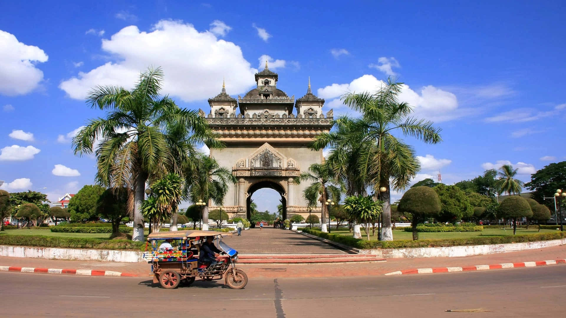 Monumentomaestoso Di Patuxai Con Veicolo In Transito A Vientiane, Laos Sfondo