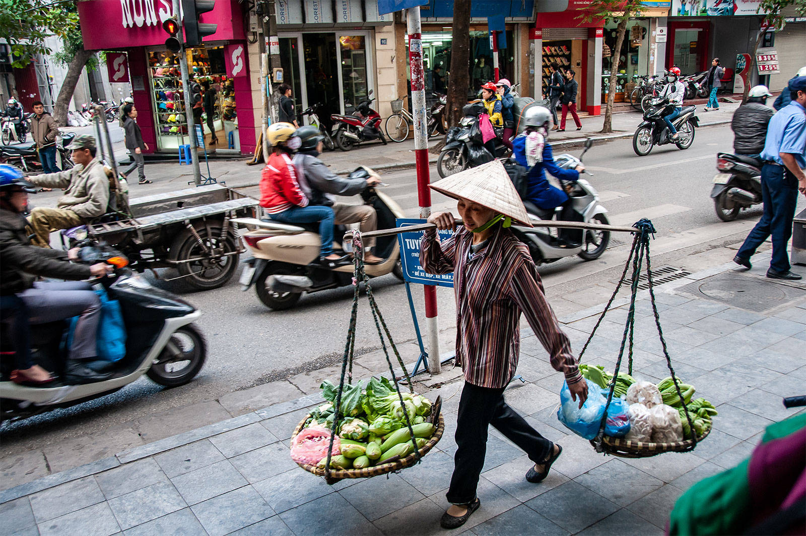 Lieferantund Fahrer In Hanoi Wallpaper