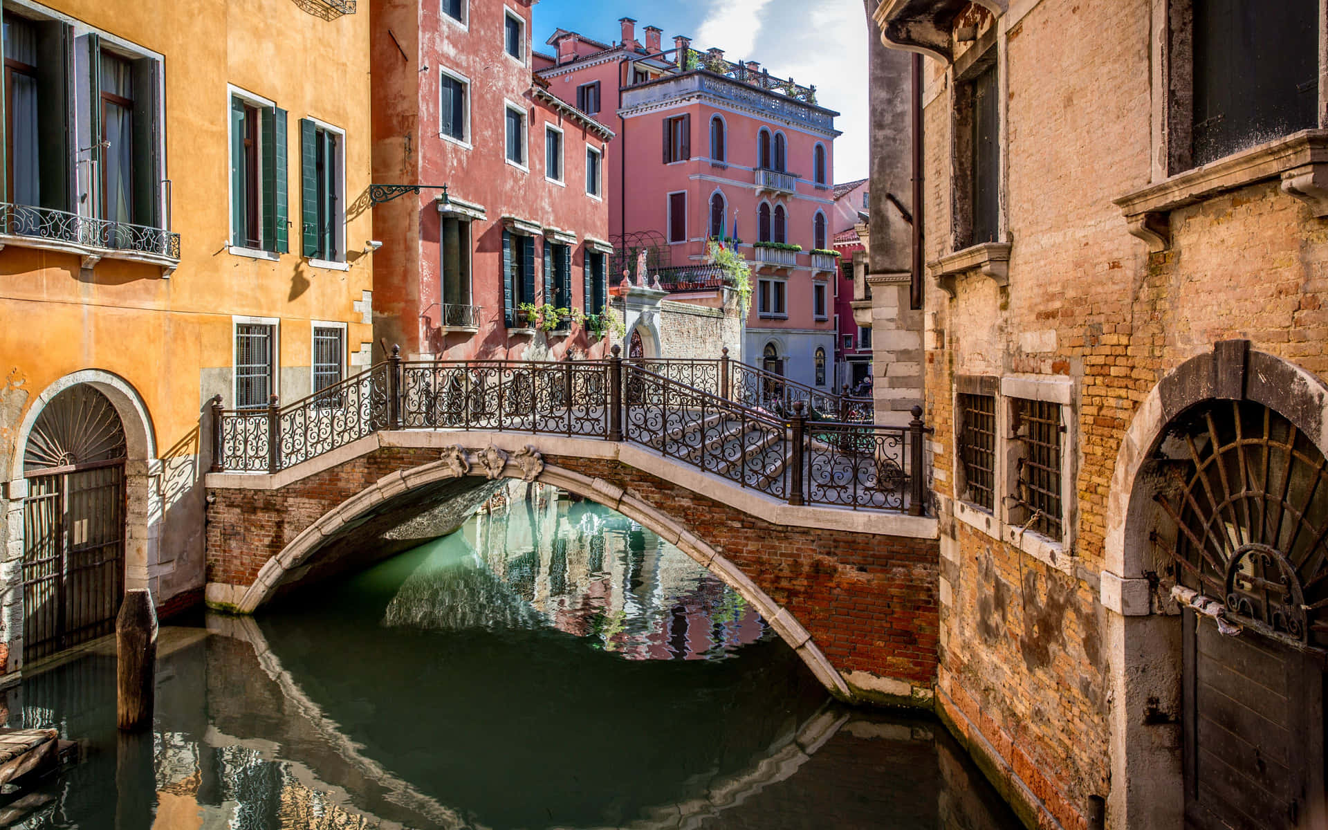 Venetian_ Canal_with_ Bridge Wallpaper