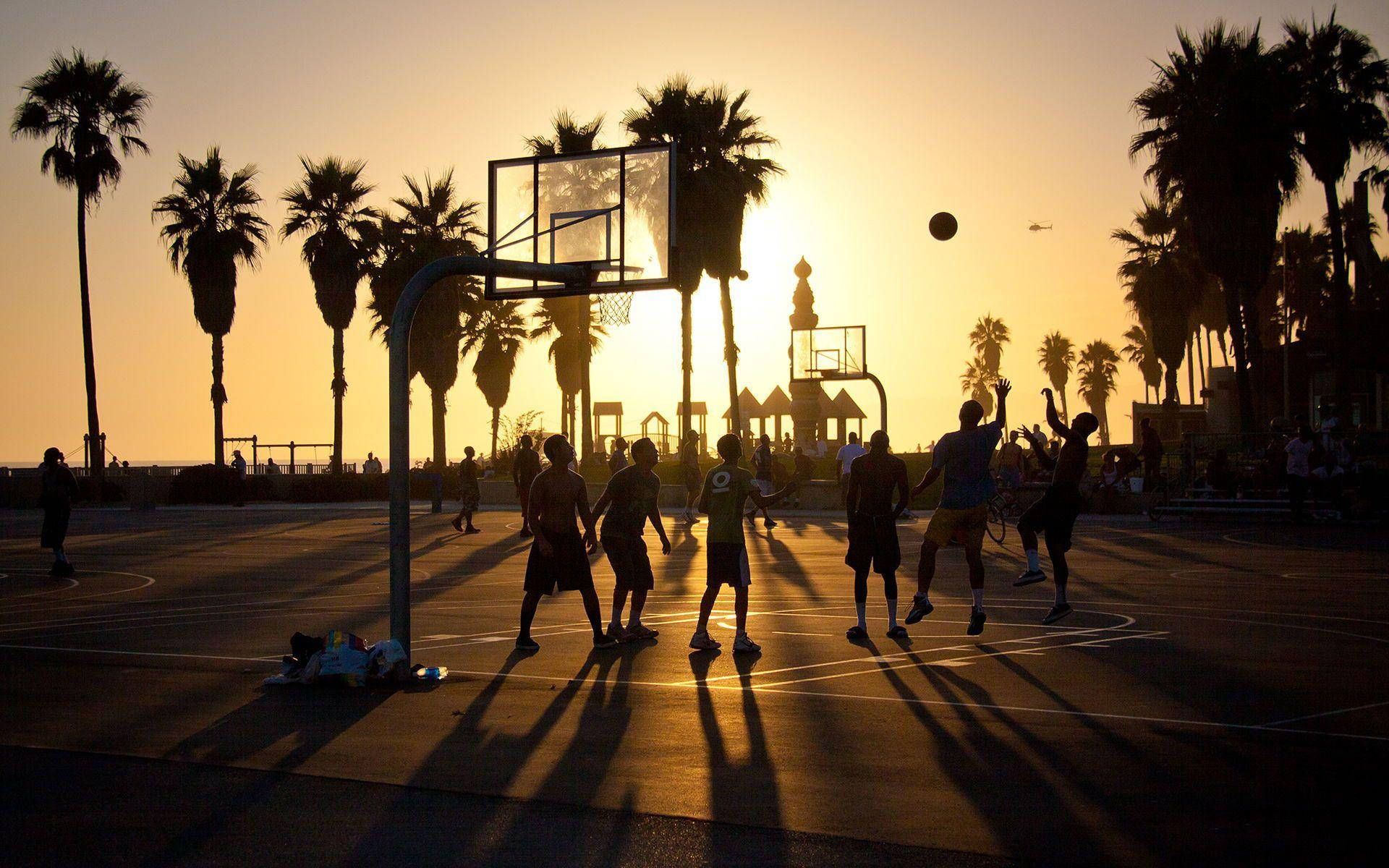 Pistade Baloncesto En Venice Beach Al Atardecer Fondo de pantalla