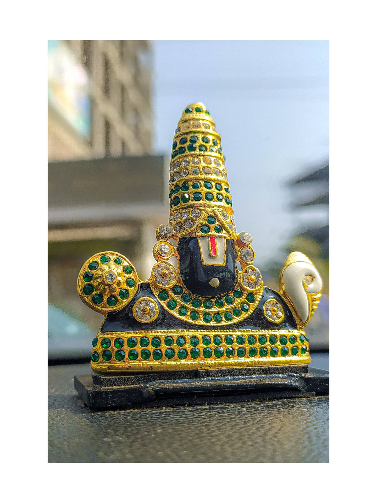 Venkateswaraswamy I Guldfärgad Hindufigurin Som Tapet Till Datorn Eller Mobilen. Wallpaper