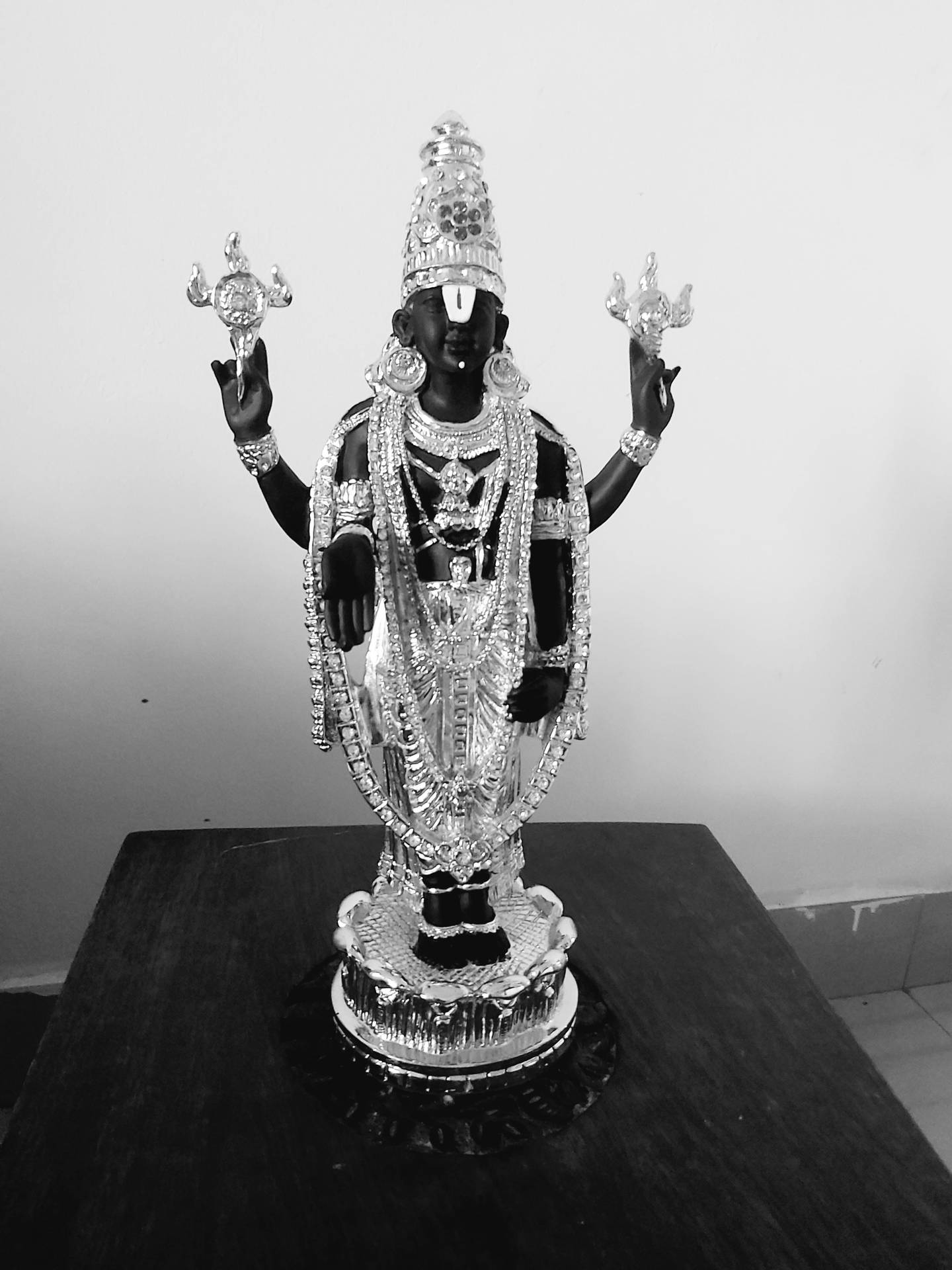 Venkateswaraswamy Gråskala Hinduisk Staty. Wallpaper