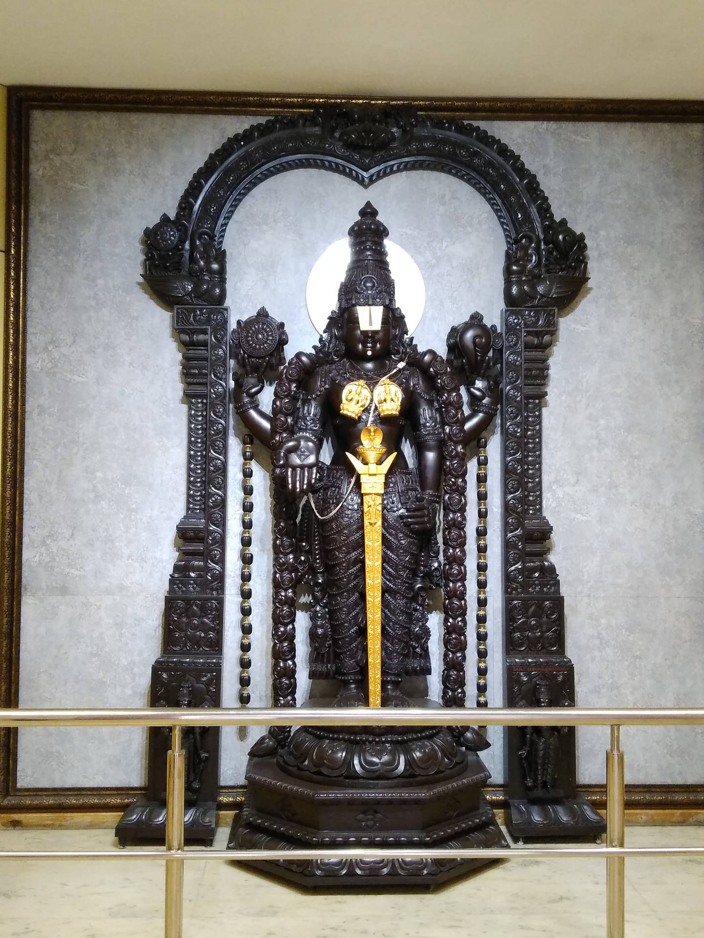 Estatuasagrada De Madera De Venkateswara Swamy, De La Religión Hindú. Fondo de pantalla