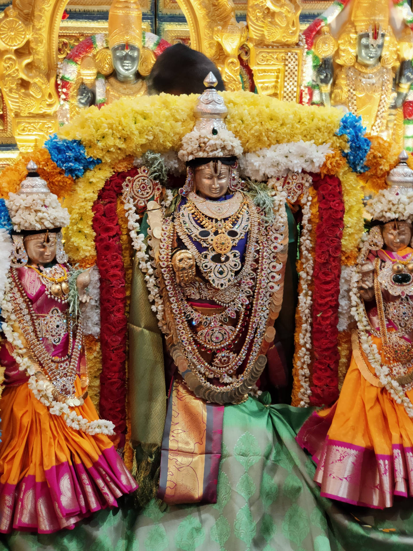 Venkateswara Swamy Con Ornamenti D'oro Sfondo