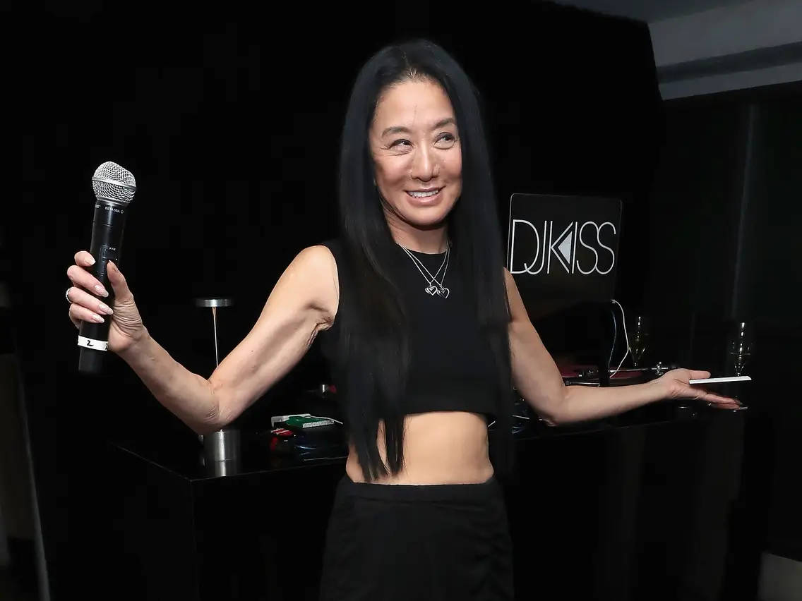 Vera Wang Holding A Microphone Wallpaper