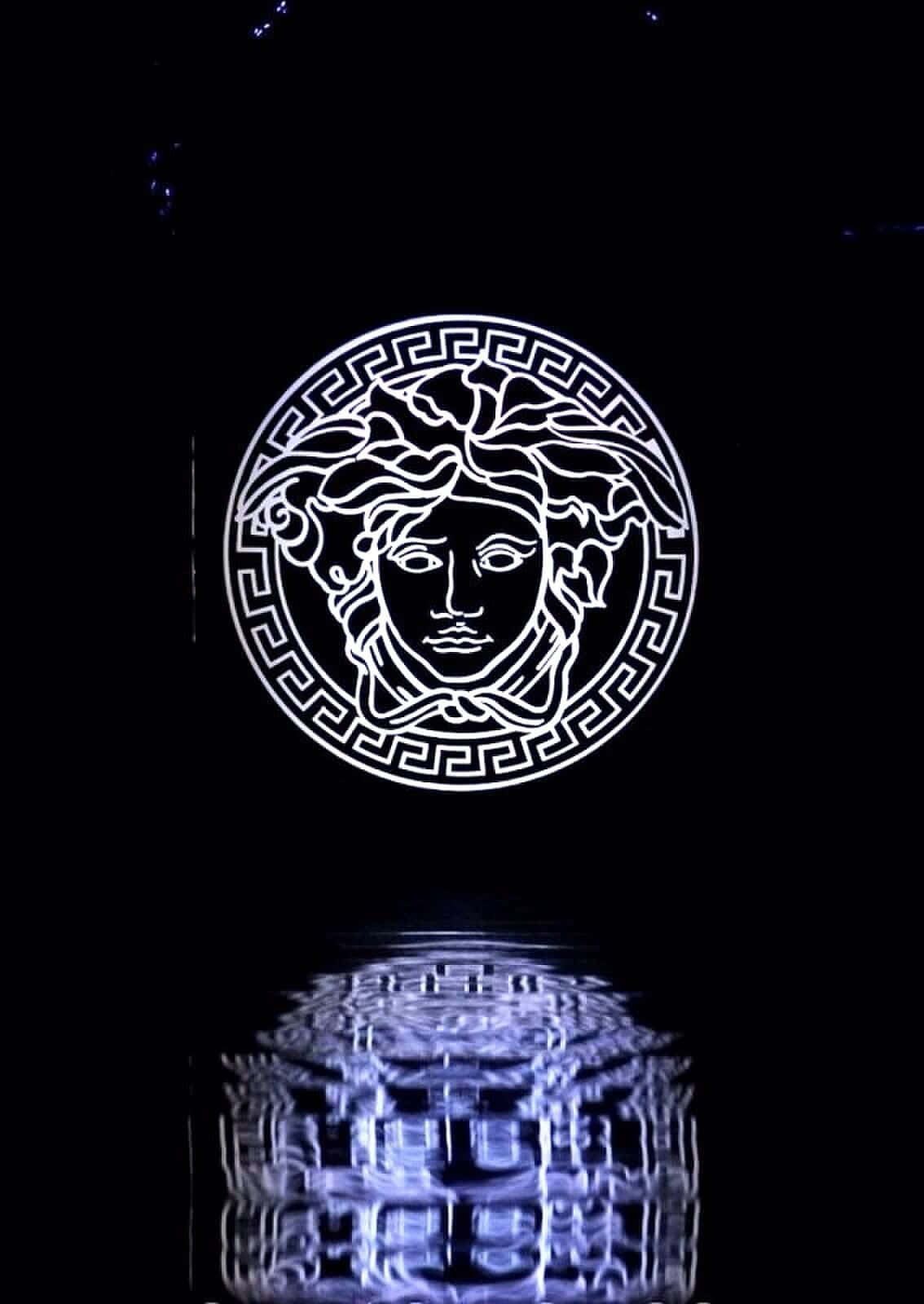 Logode Versace Con Reflejo De Agua Para Iphone. Fondo de pantalla