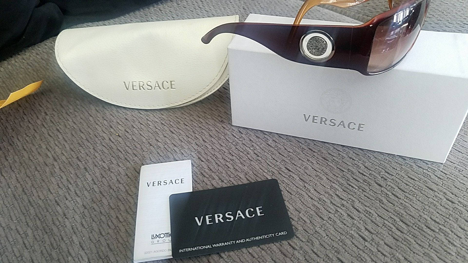 Versace VE4044 Sunglasses Box Wallpaper