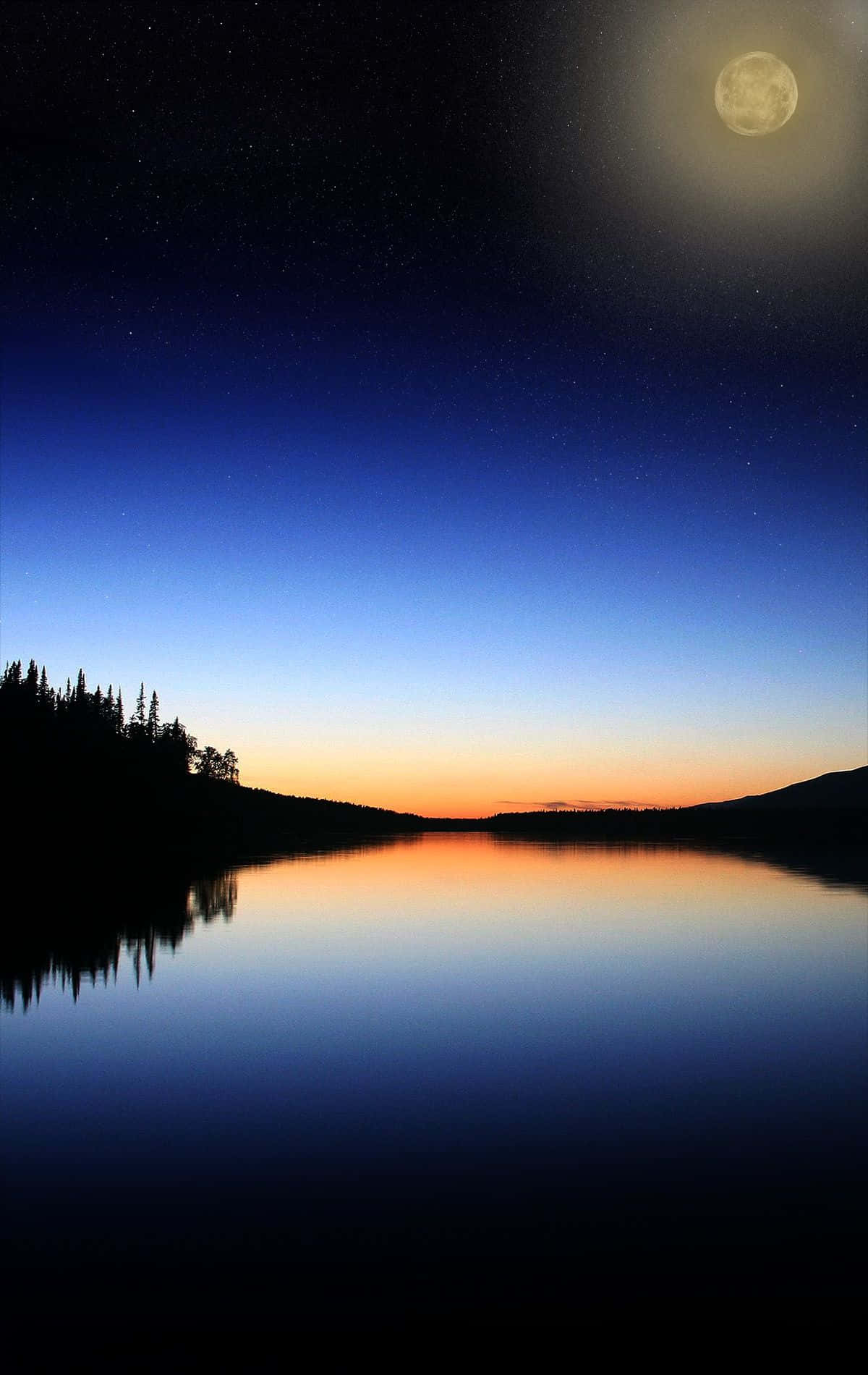 Unaluna Se Refleja En Un Lago Por La Noche. Fondo de pantalla