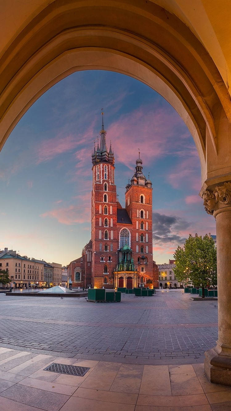 Vertical Photo Of St. Mary's Basilica, Krakow Poland Wallpaper