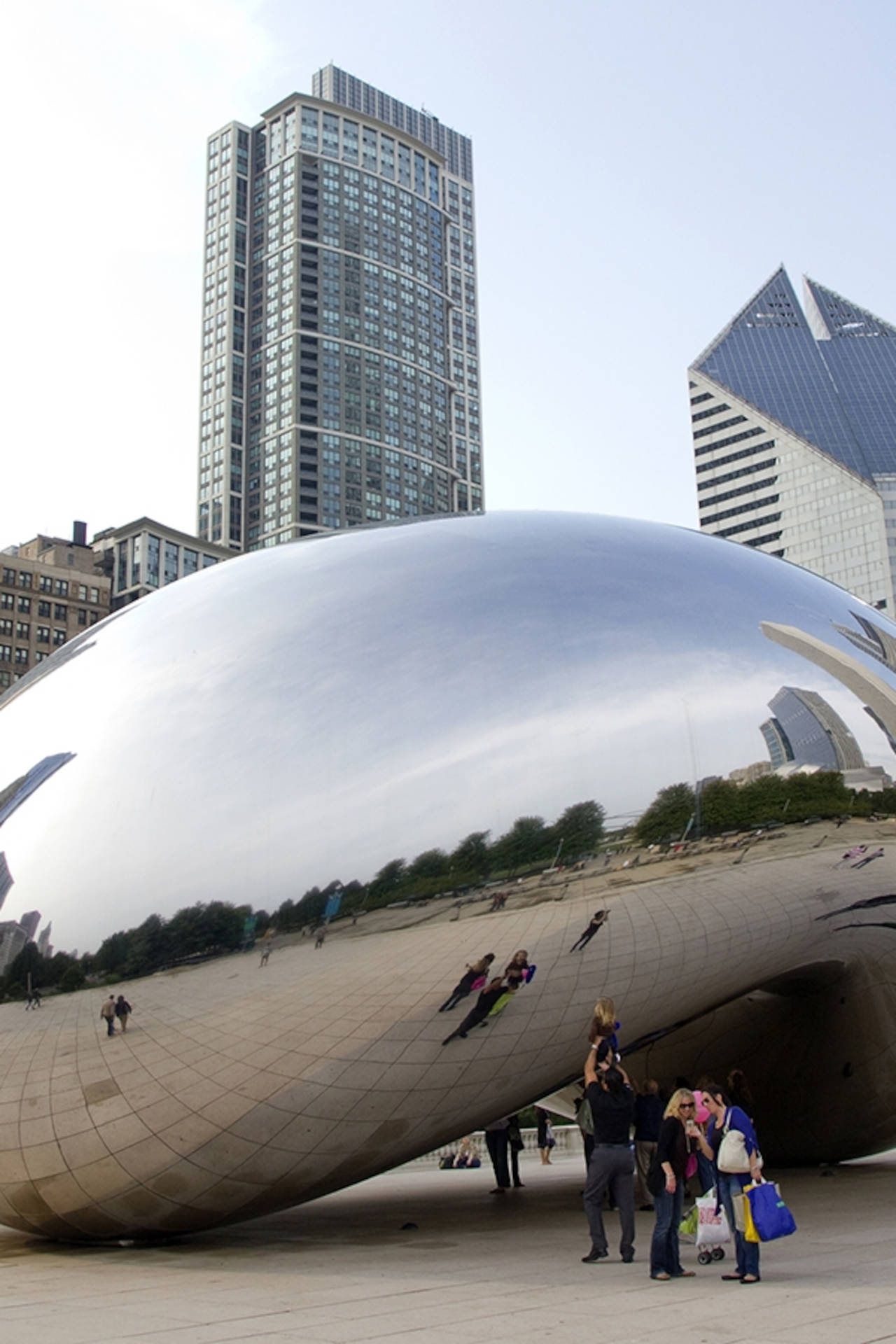 Fotovertical Del Cloud Gate En Chicago, Illinois Fondo de pantalla