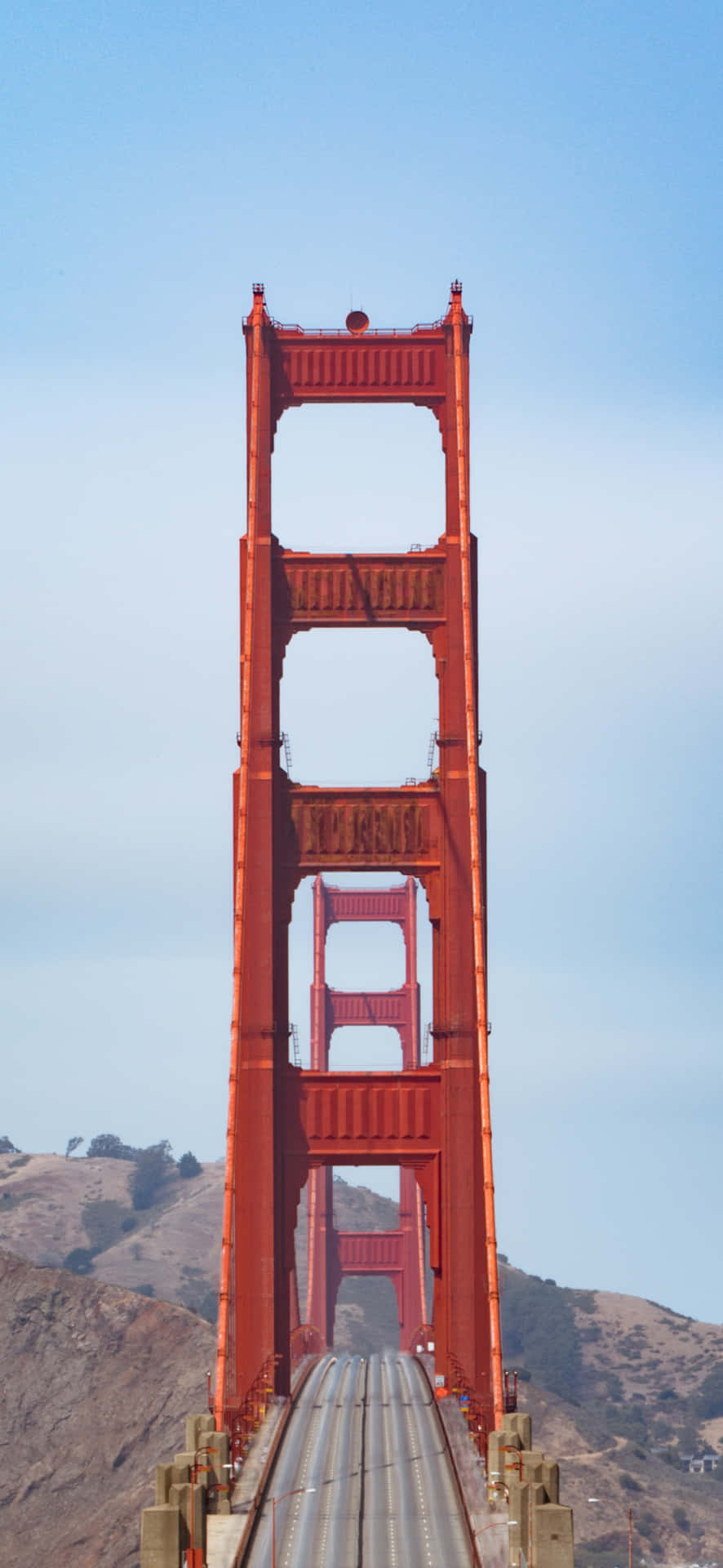 Einmann Fährt Über Die Golden Gate Bridge.