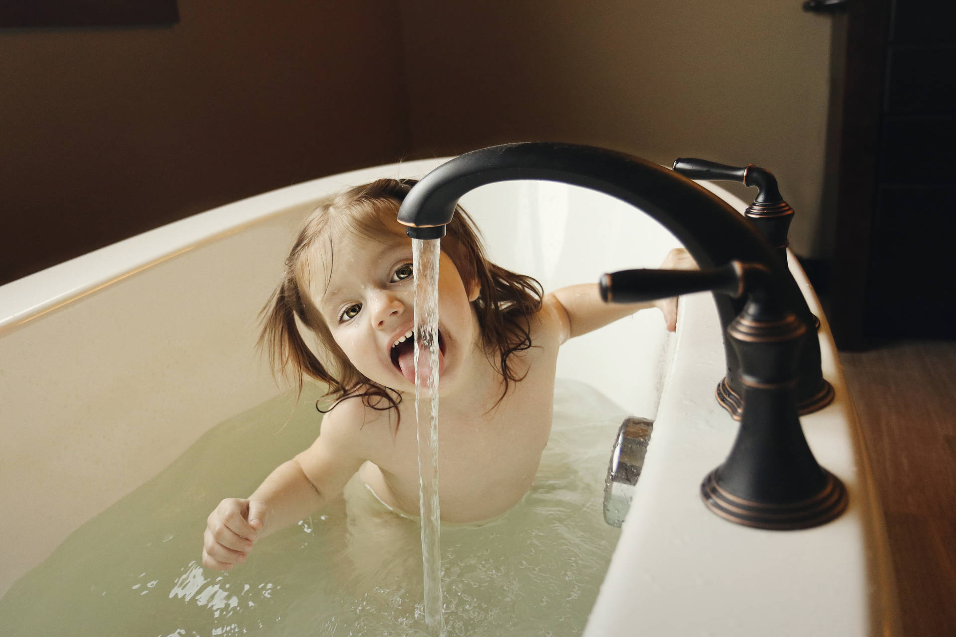 Sehrsüßes Baby In Der Badewanne Wallpaper