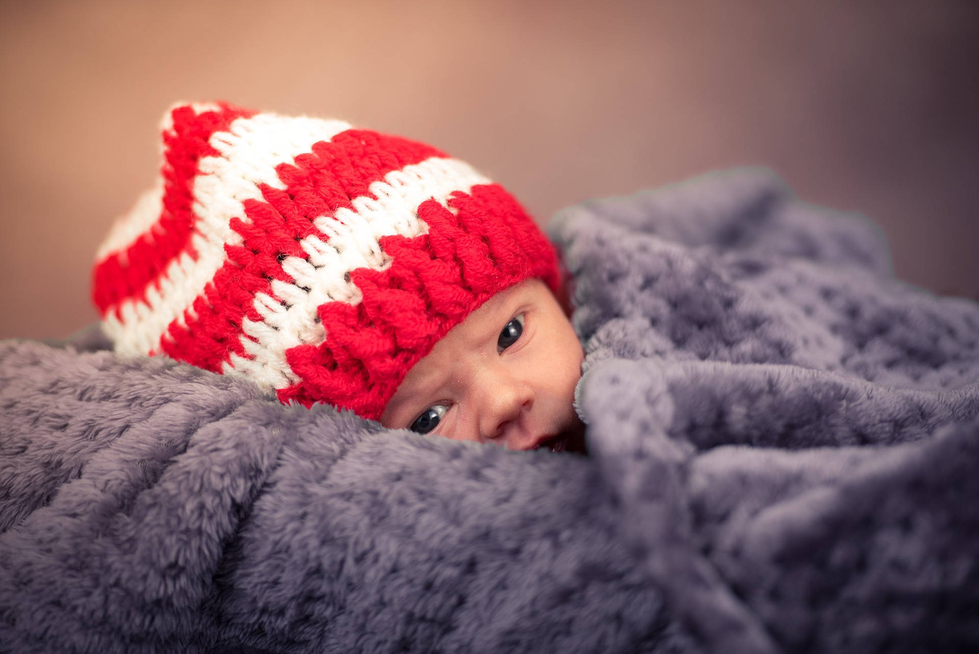 Sehrsüßes Baby In Einer Baumwolldecke Wallpaper