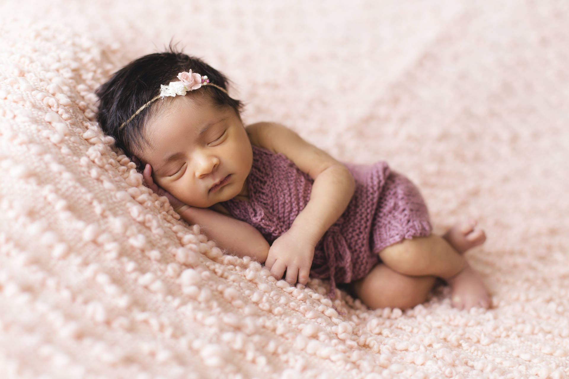 Meget sød baby i lilla kjole Wallpaper