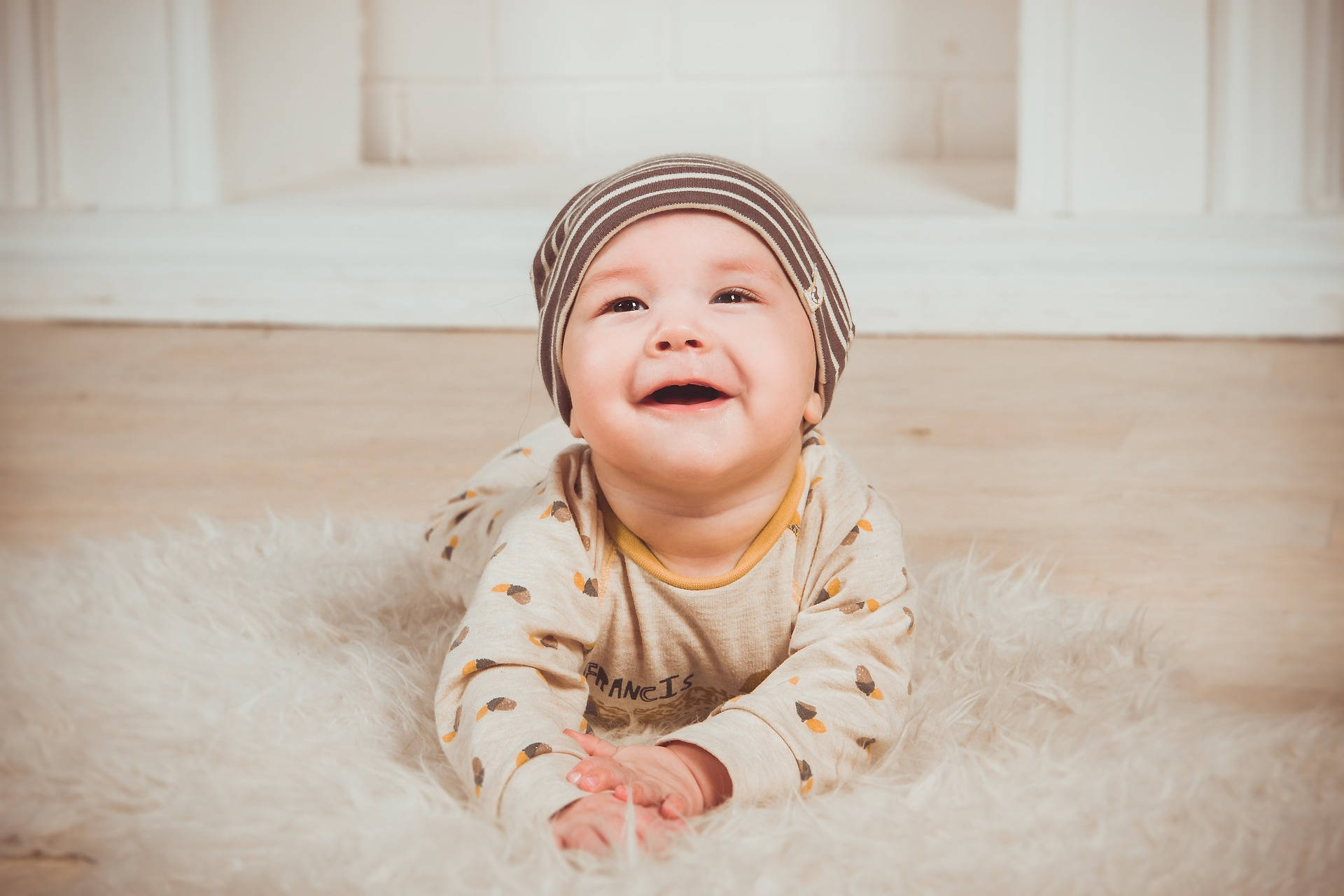 Sehrniedliches Baby Auf Flauschigem Teppich. Wallpaper