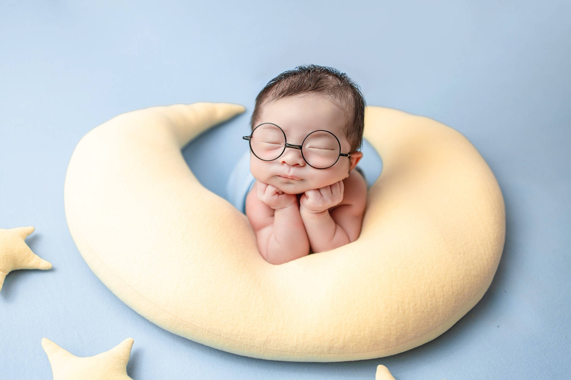 Muylindo Bebé En Una Almohada De Luna. Fondo de pantalla
