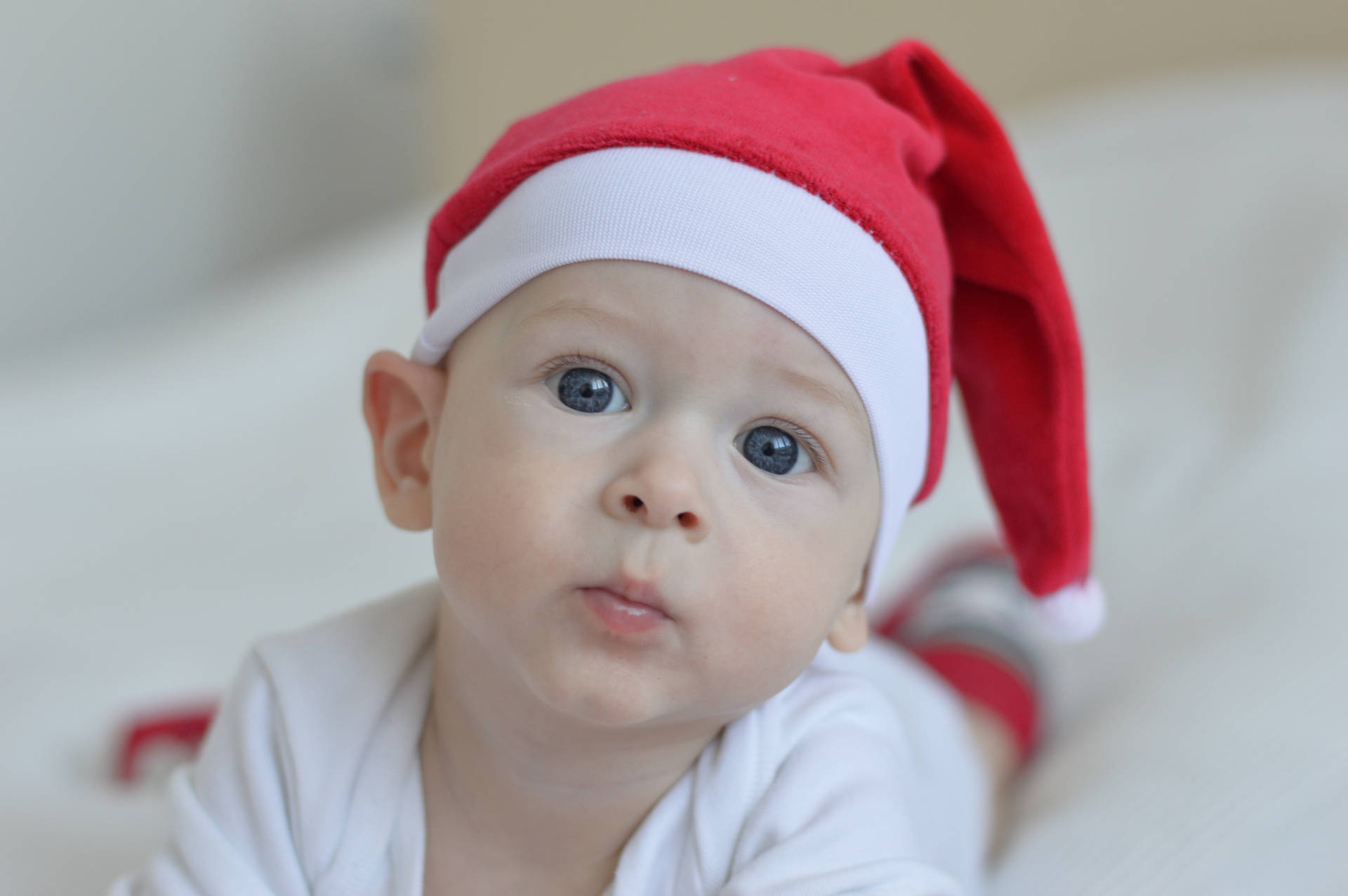 Sød lille baby iført julehue. Wallpaper