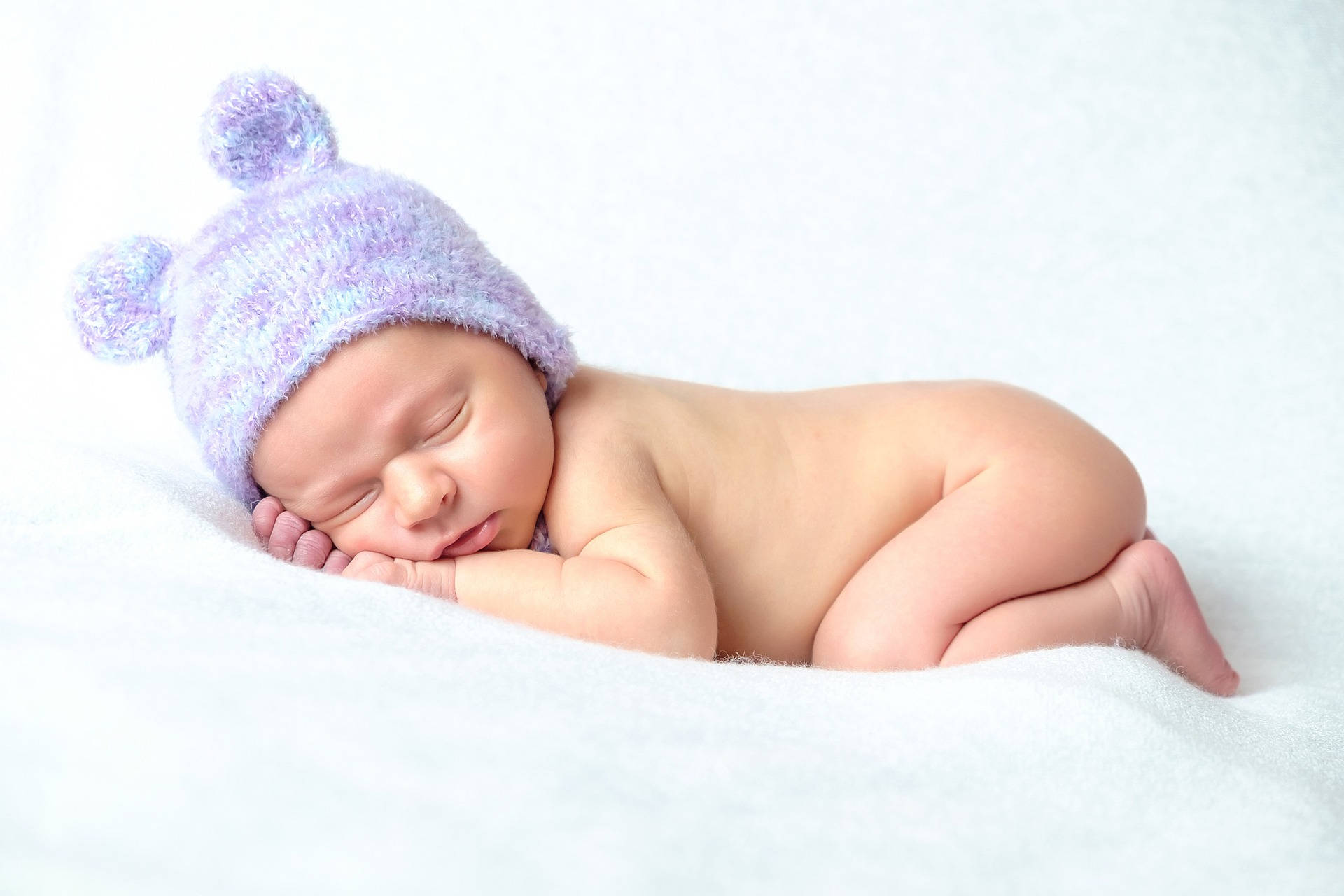 Meget sød baby med lilla hat Wallpaper