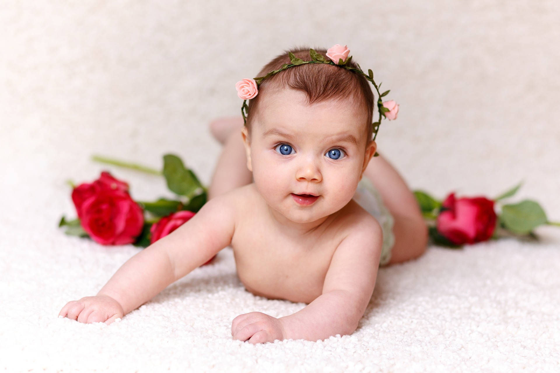 Sehrsüßes Baby Mit Roten Rosen Wallpaper