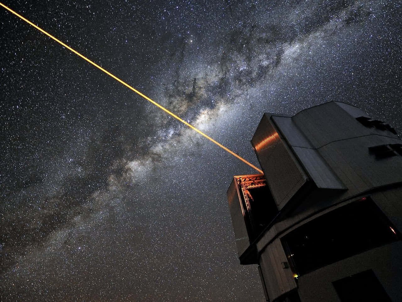 Telescópiomuito Grande Com Lasers. Papel de Parede