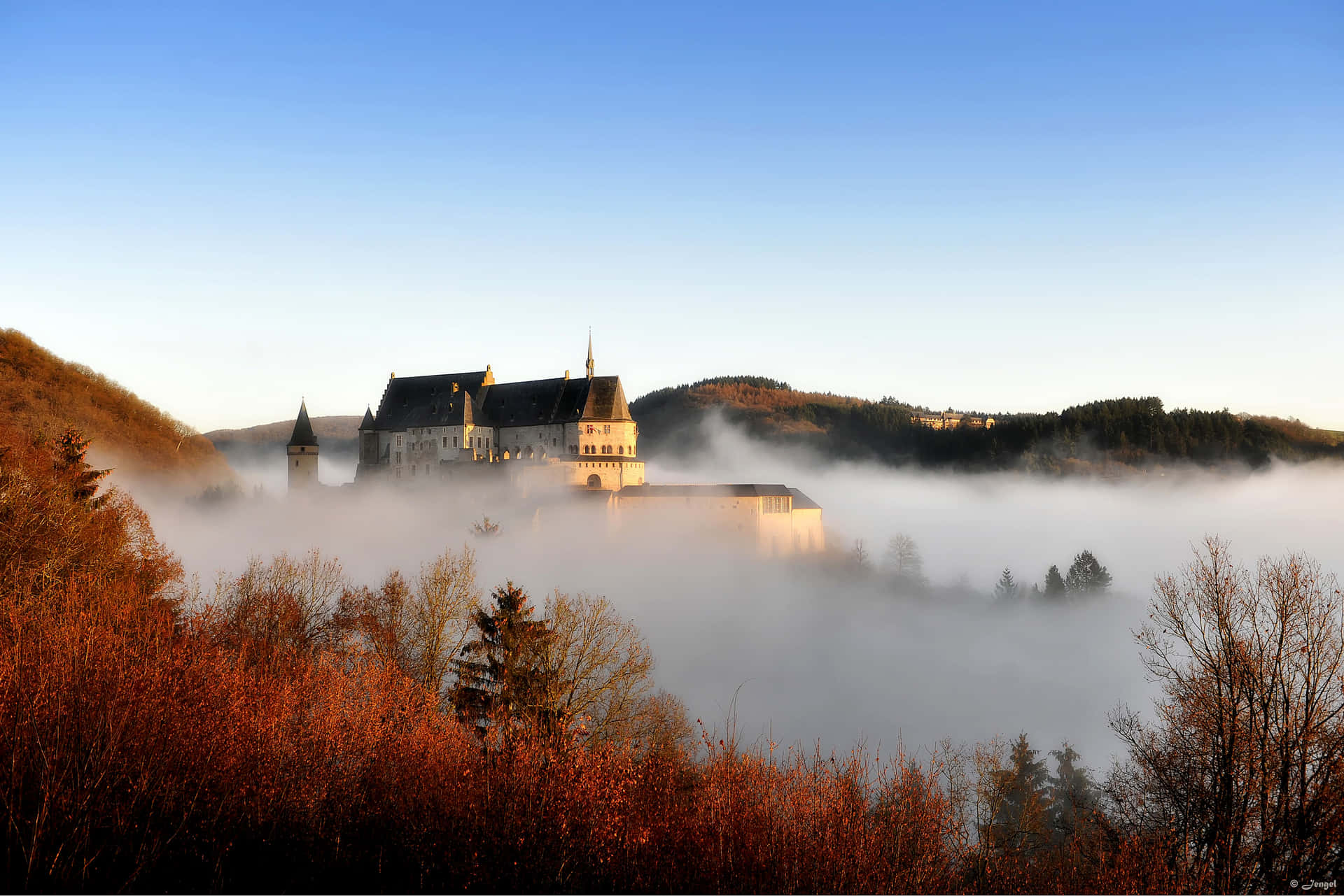 Vianden Slott Over Tåke Bakgrunnsbildet