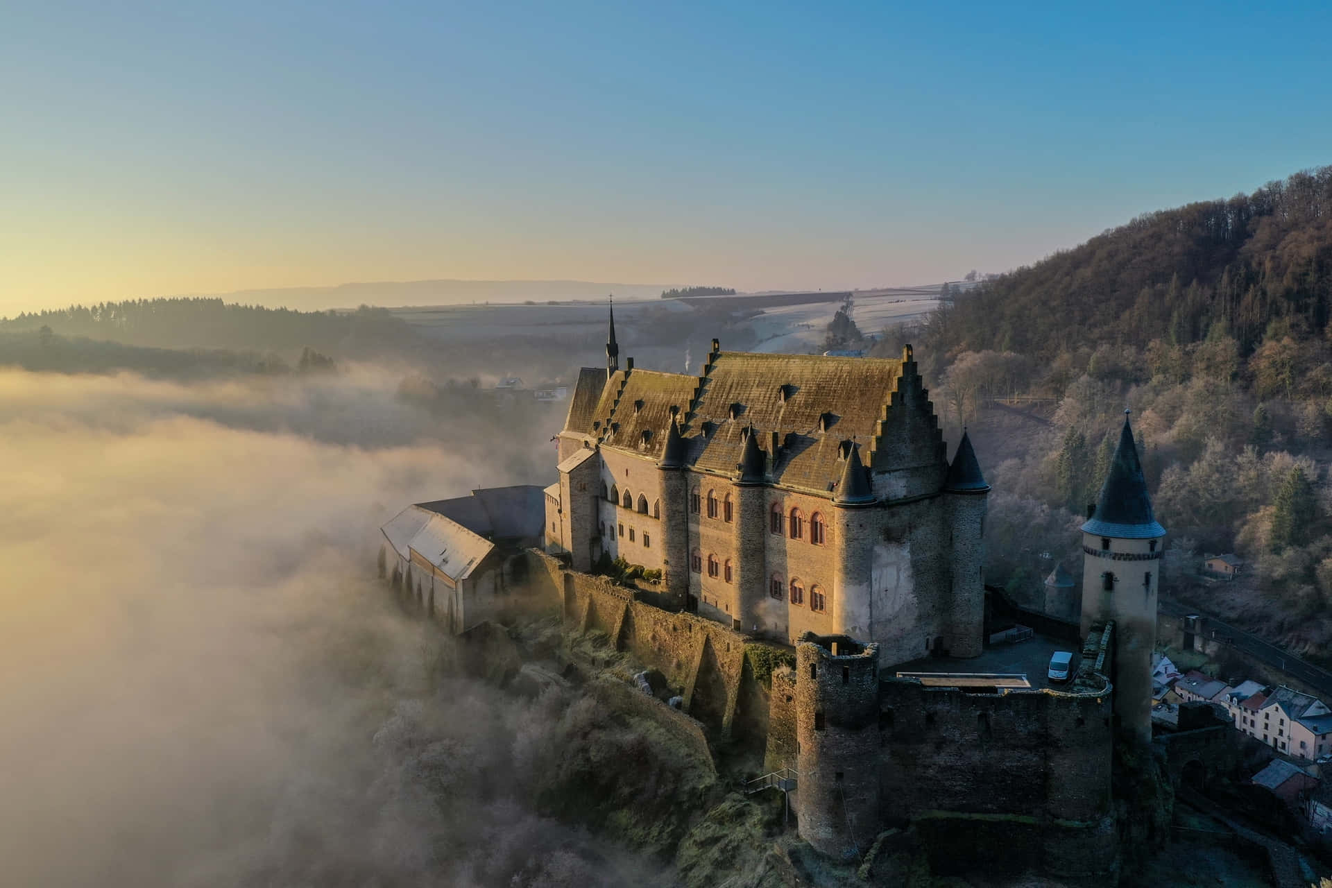 Vianden Linna Ilmakuva Sumuisena Aamuna Taustakuva