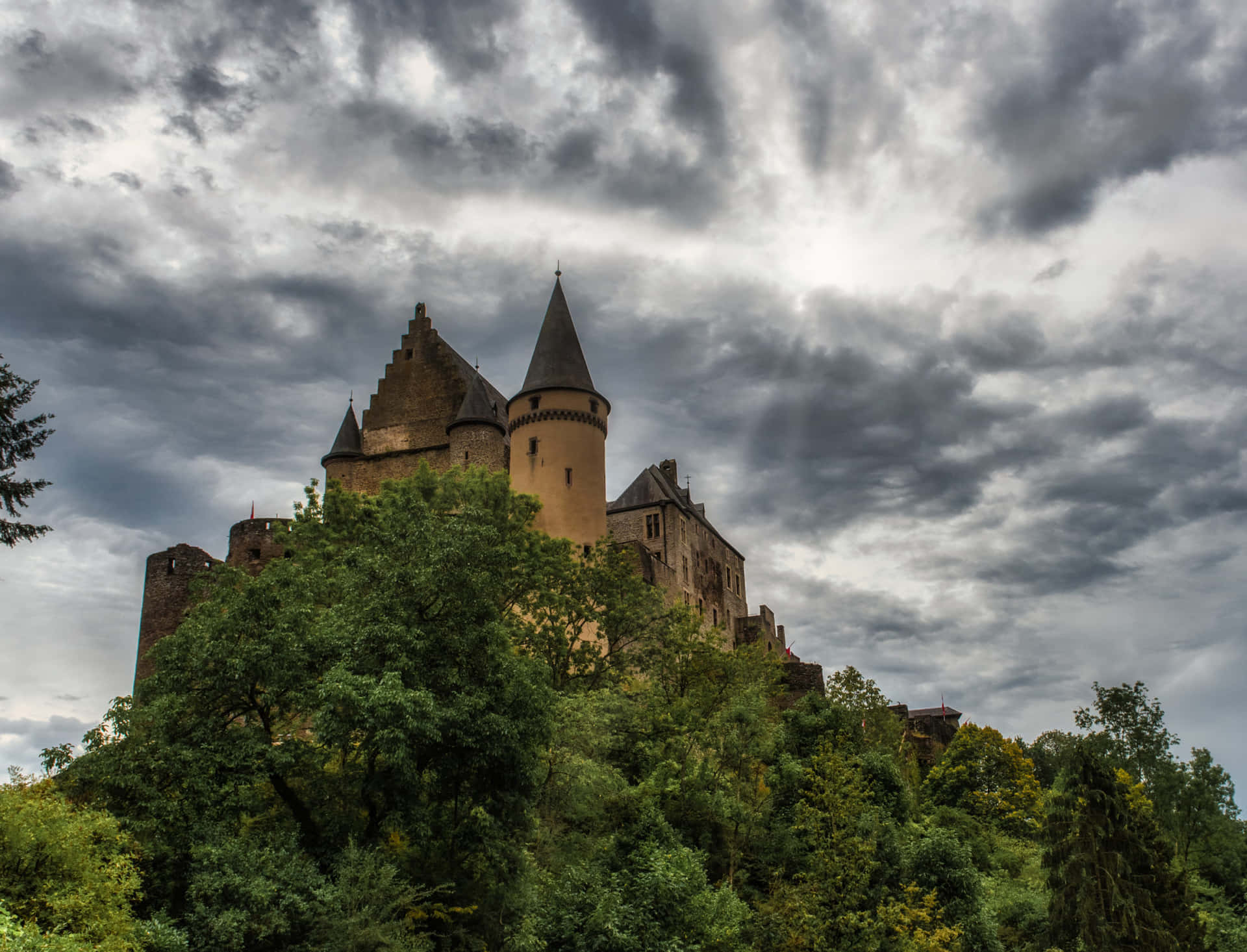 Vianden Slott Luxembourg Overskyet Himmel Bakgrunnsbildet