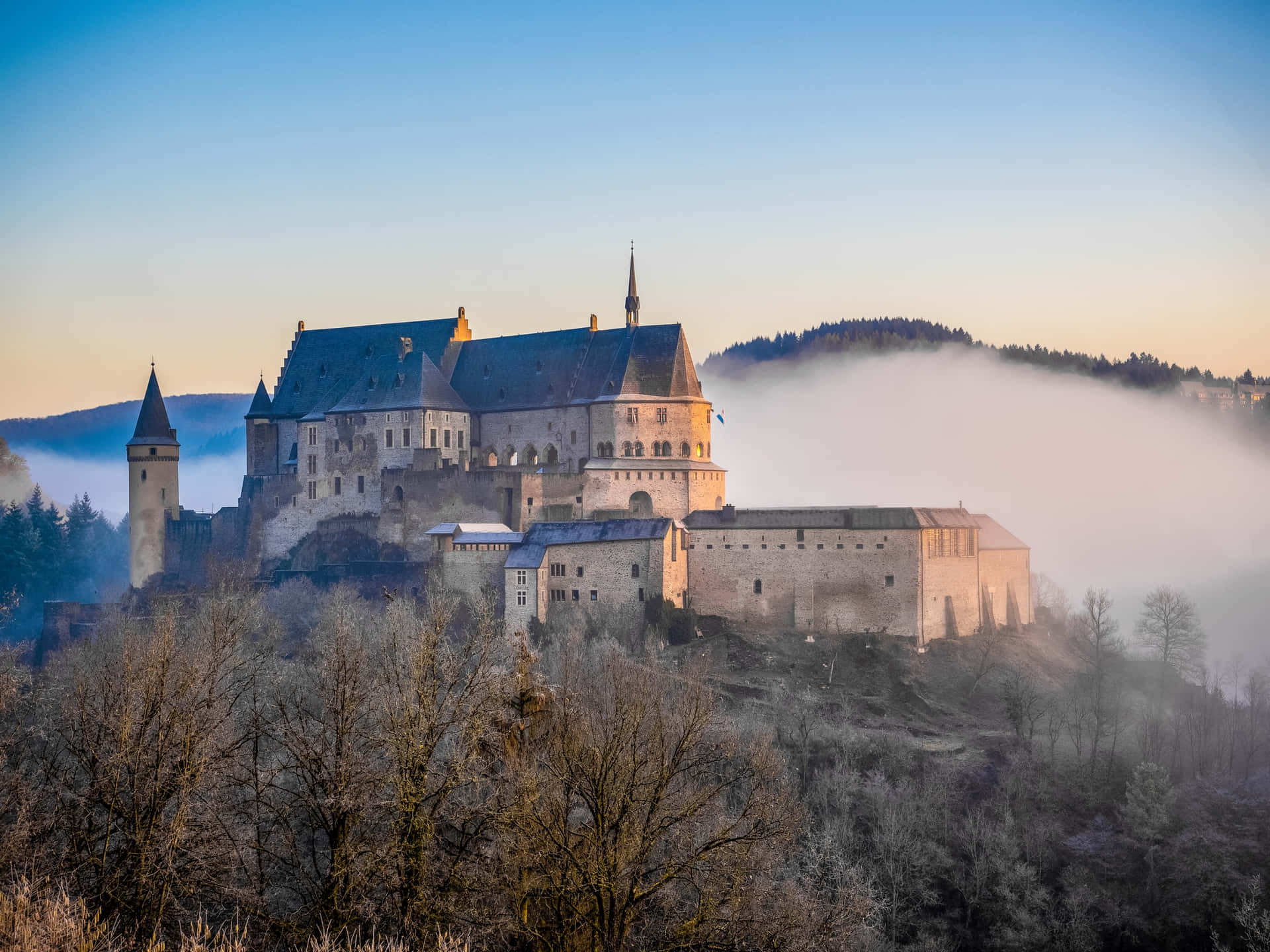 Vianden Slott Luxembourg Tåkete Morgen Bakgrunnsbildet