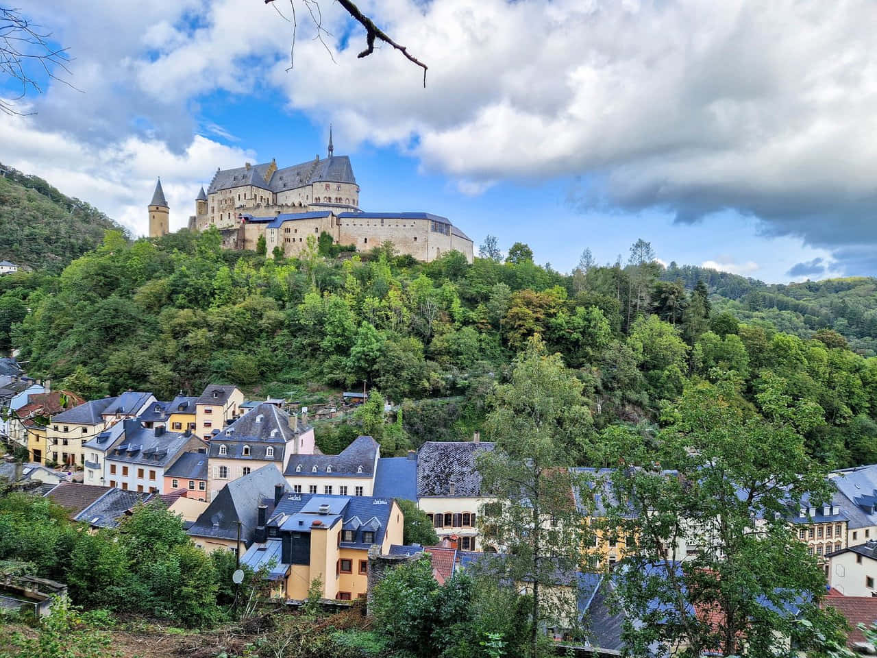 Vianden Slott Luxembourg Utsikt Over Byen Bakgrunnsbildet