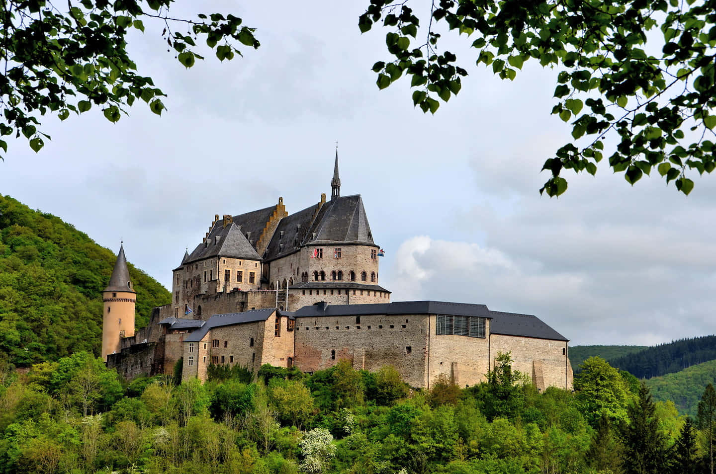 Vianden Slott Luxembourg Vårtid Bakgrunnsbildet